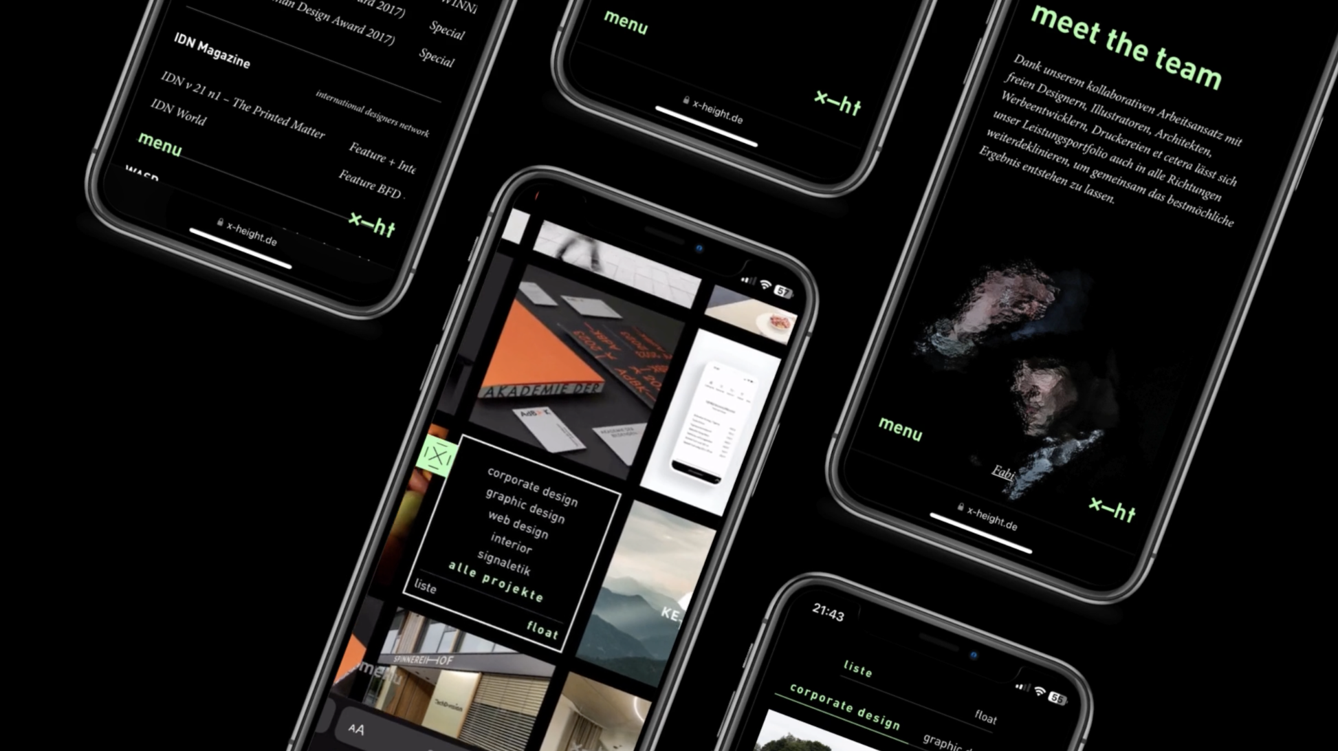 Mehrere Smartphones zeigen verschiedene Webseiten auf einem schwarzen Hintergrund
