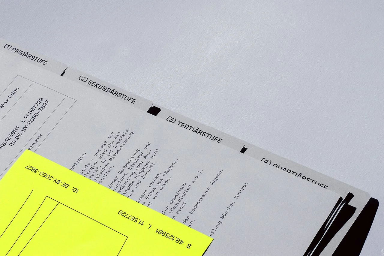 Ein Dokument mit dem Titel 'PRIMÄRSTUFE', 'SEKUNDÄRSTUFE', 'TERTIÄRSTUFE' und 'QUARTIÄRSTUFE', sowie eine gelbe Karte mit Barcodes und Nummern.