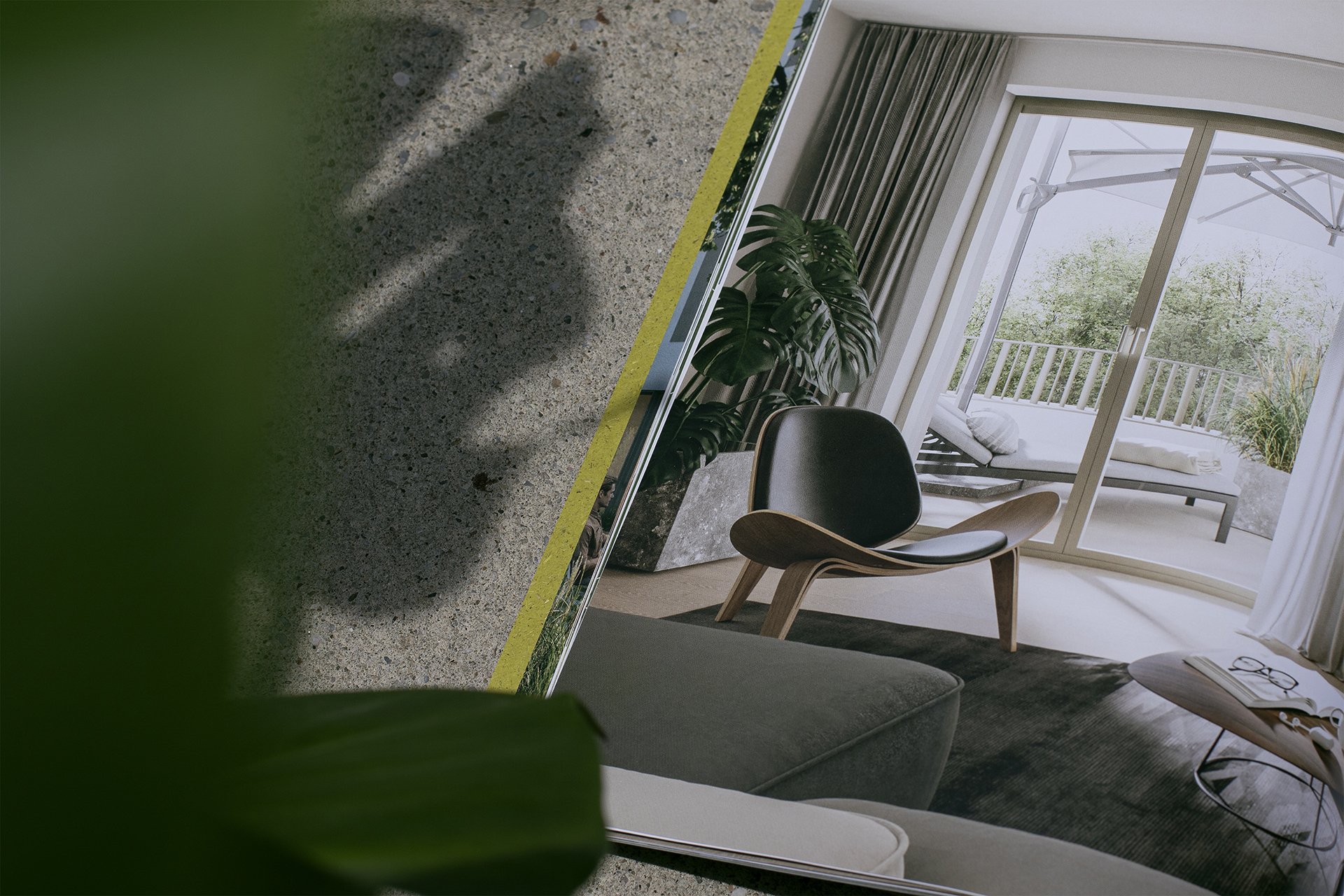 Innenaufnahme eines modernen Wohnzimmers mit Balkon, großer Fensterfront, Pflanzen, Stühlen und einem Sofa, die Sonne scheint nach draußen.