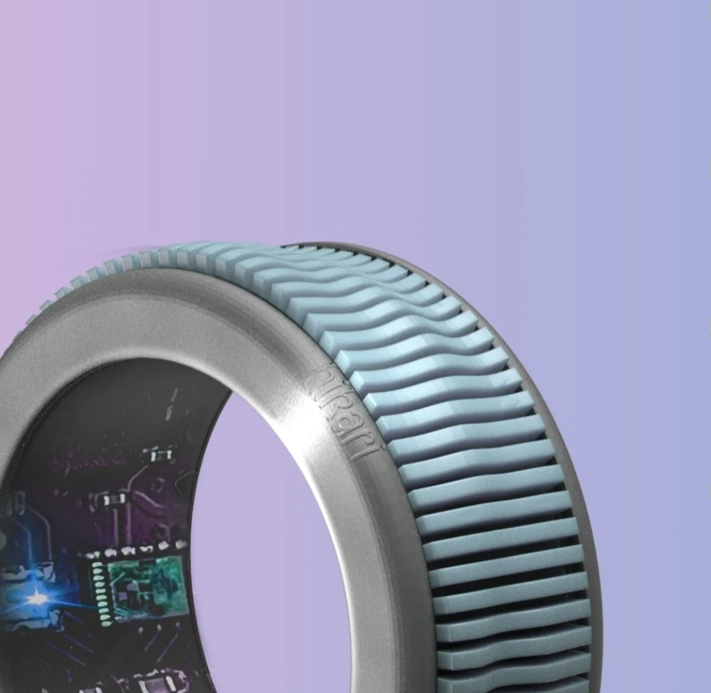 Ein runder elektronischer Encoder mit einem blauen Kühlkörper gegen einen lilafarbenen Hintergrund.