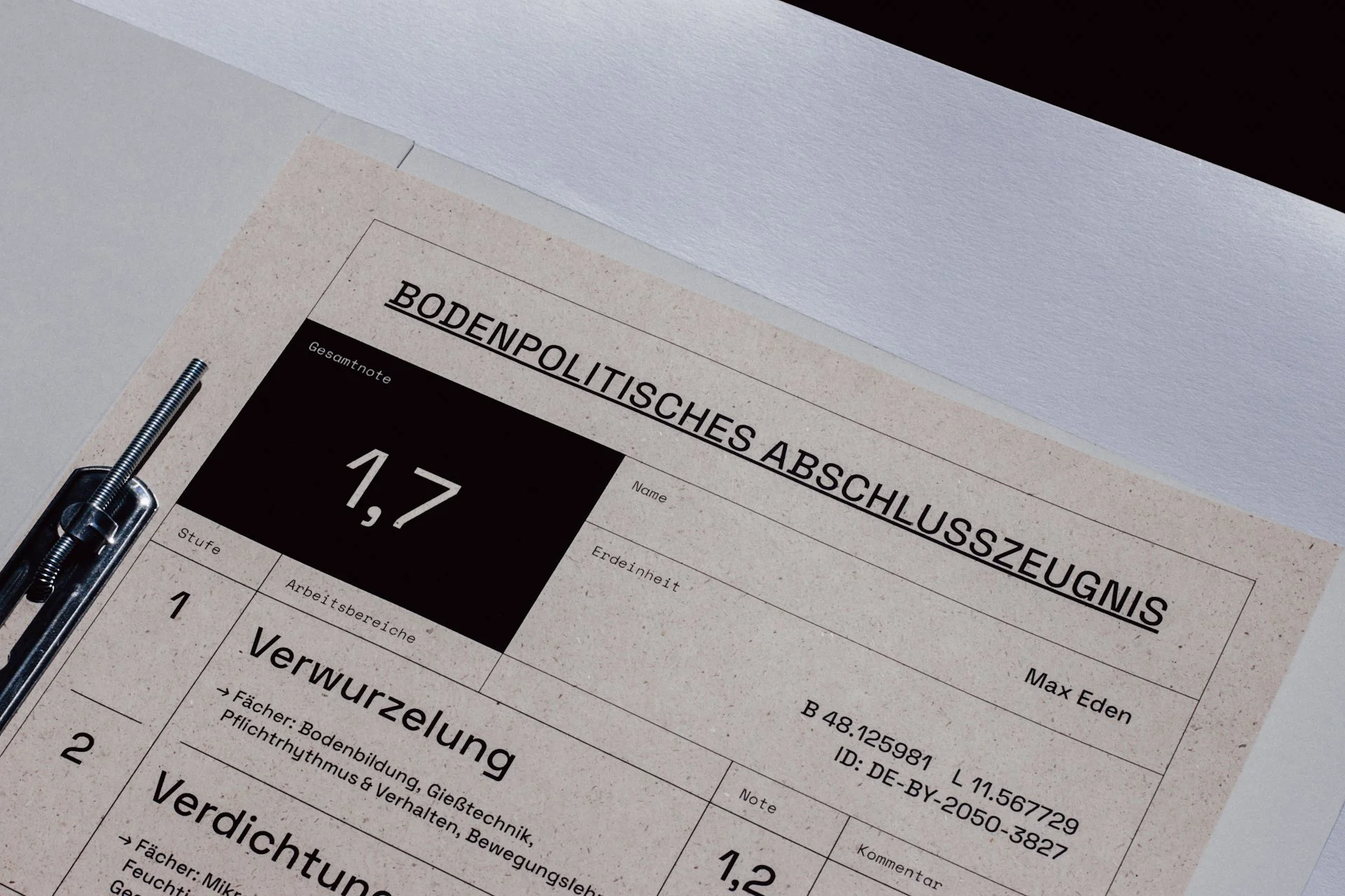 Bodenpolitisches Abschlusszeugnis mit einer Note von 1,7 und weiteren Details