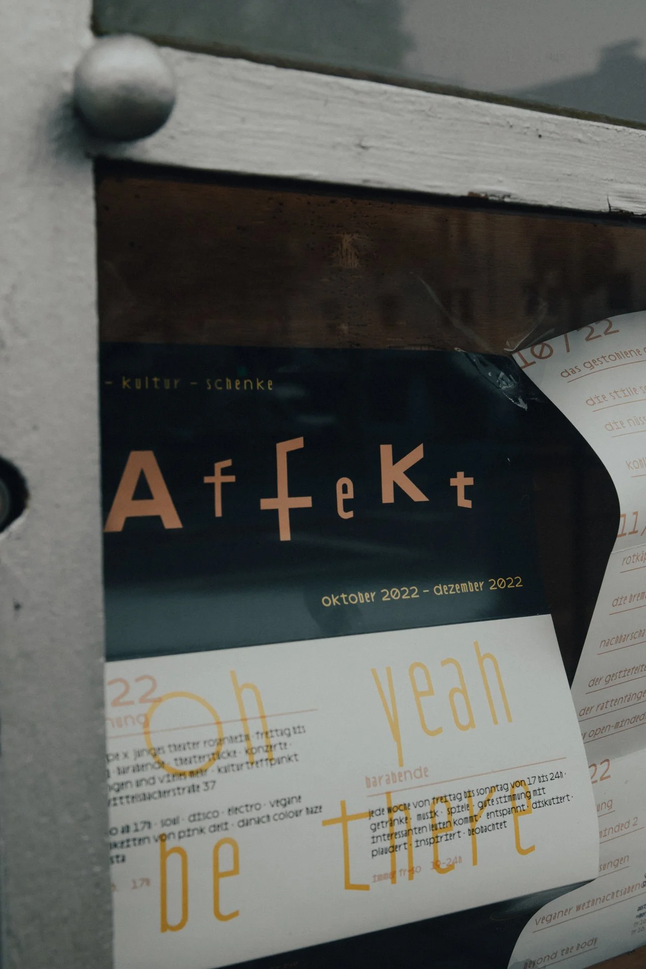 Ein schwarzes Programmheft oder Flyer mit dem Titel 'Affekt. Der Zeitraum ist von Oktober 2022 bis Dezember 2022. Manche Textstellen sind unscharf und schwer lesbar.