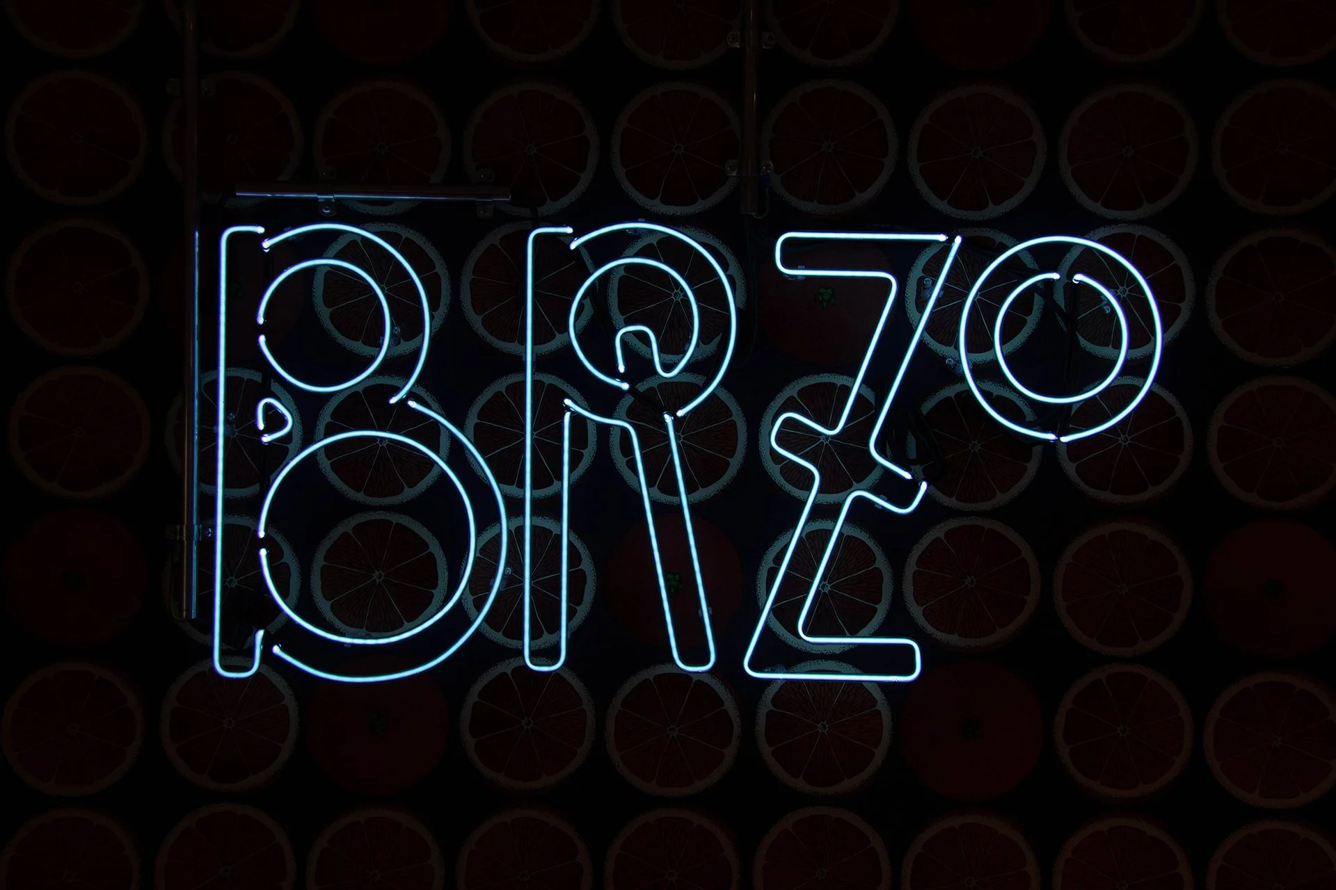 Neon-Schriftzug "BRZO" in hellblau.