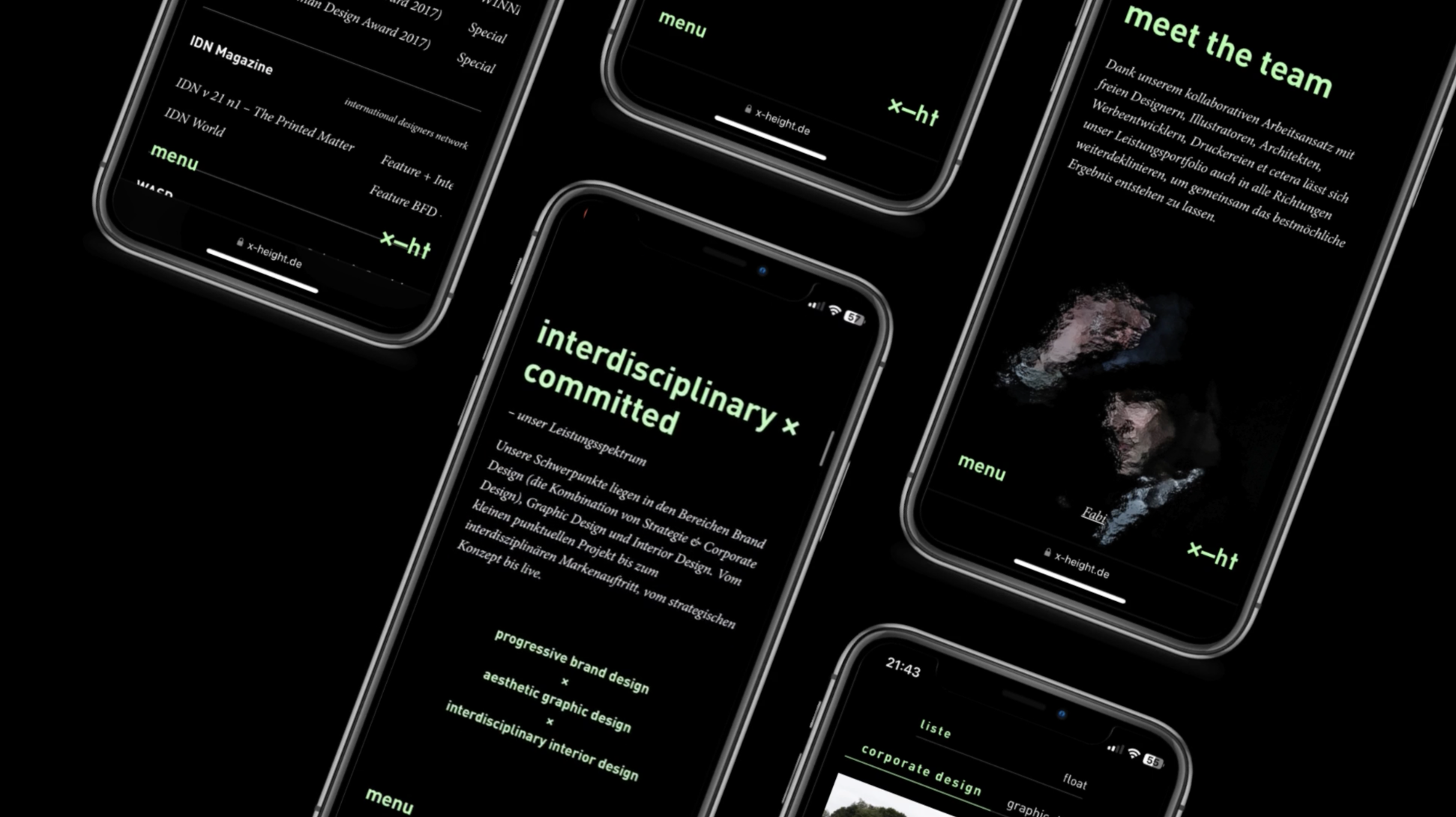 Mehrere Smartphones mit dunklen Bildschirmen und grünem Text, zeigen verschiedene Webseiten mit Design- und Textinhalten