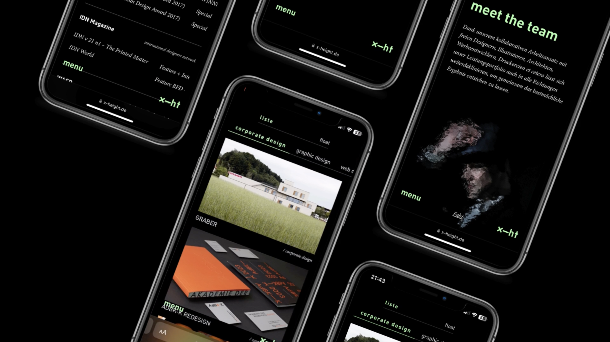Mehrere Smartphone-Bildschirme, die verschiedene Webseiten mit dunklem Design, grünlicher Schrift, Menü- und Bildinhalten zeigen.