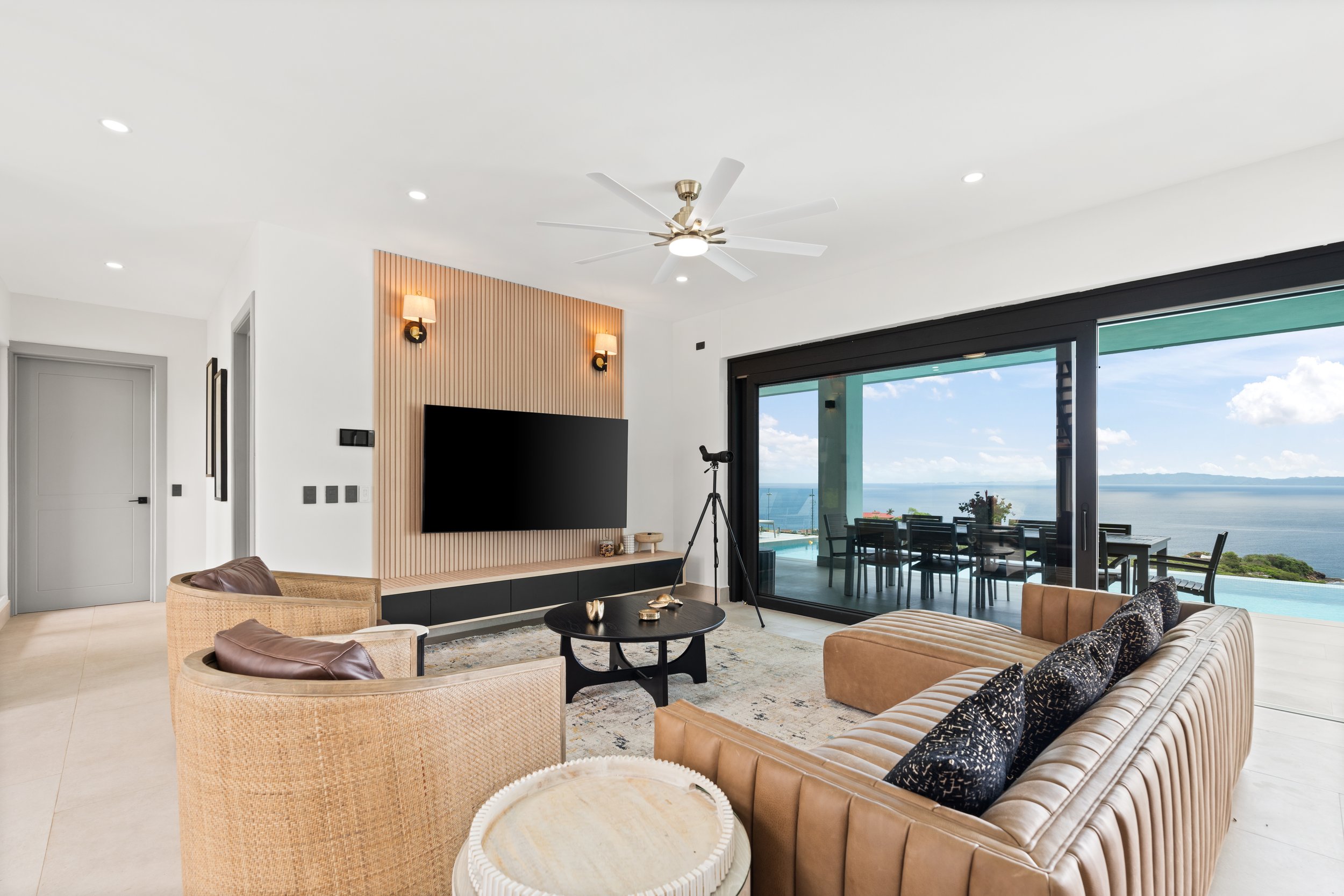 Living Room overlooking the ocean in Playas Del Coco