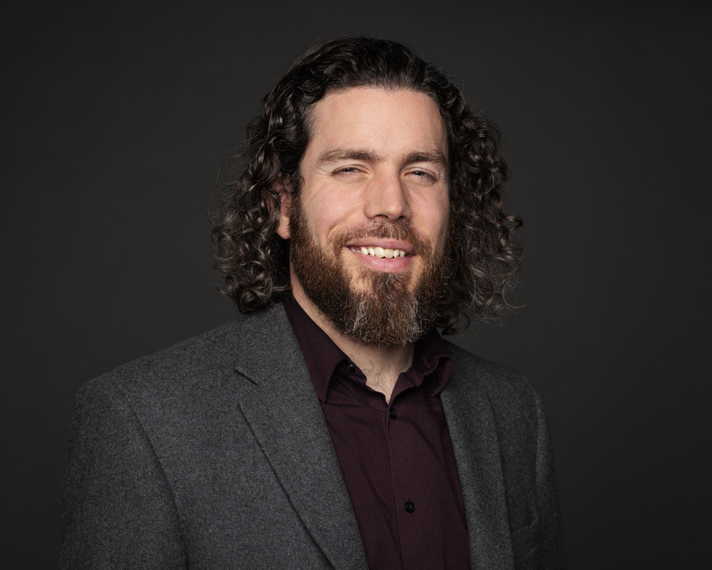 Stand out in Philly with on-location headshots that tell your story. Book your professional session today!