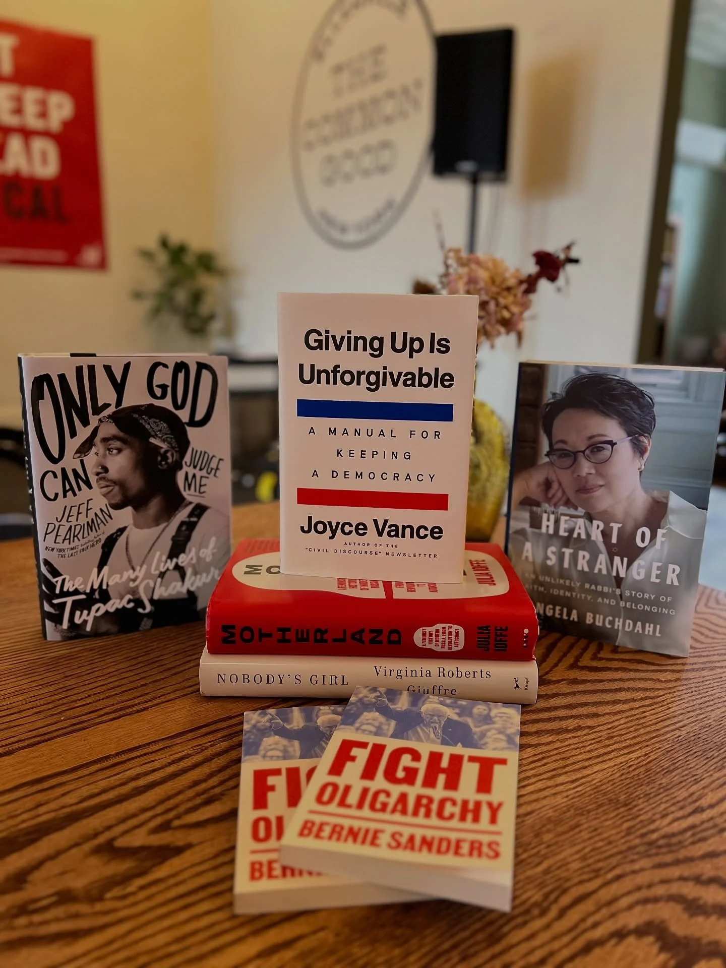 New (highly anticipated🤗) books on the shelves. New fall cocktails and mocktails on the menu. Everything you need for a proper fall evening. 📚🕯️🥃

#Bookstagram #Bookish #BookLovers
#ReadersOfInstagram #EllenvilleNY #DiaryofaWimpyKid #BooksAndCoff