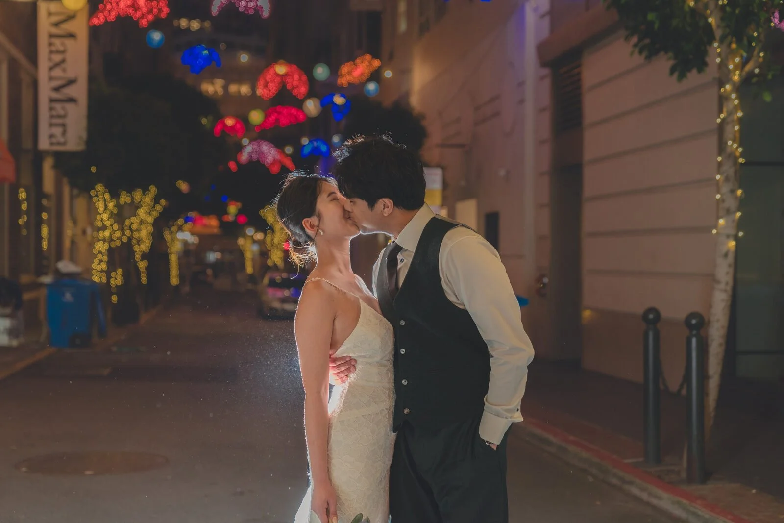 09_kiss-in-the-lanterns.jpg