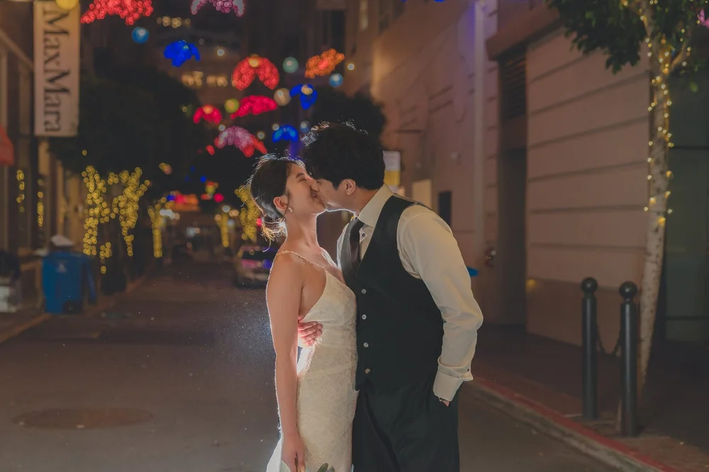 Kiss in the lanterns