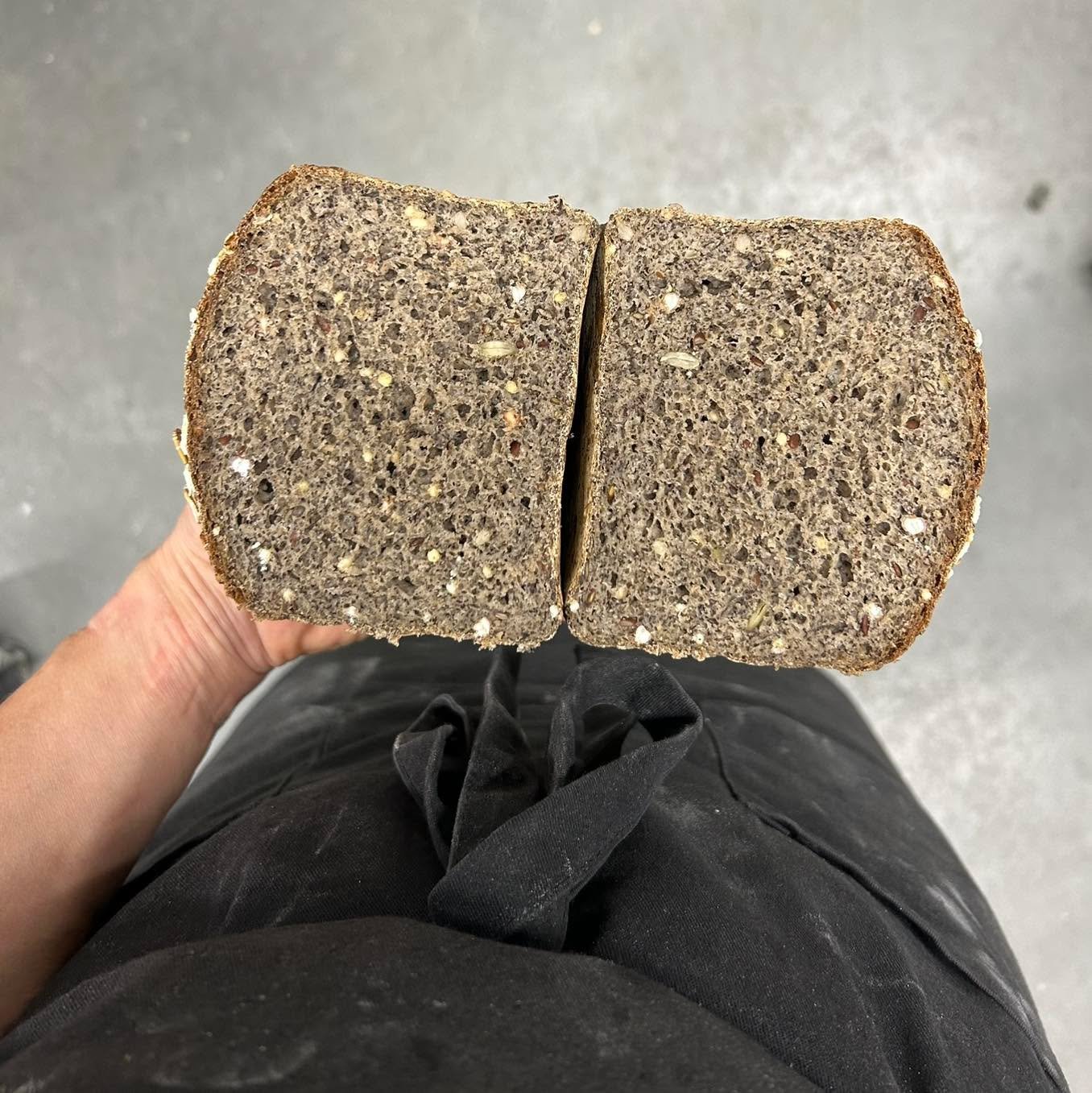 🌾 Le go&ucirc;t du vrai, dans un nouveau format.

Notre pain Multigrains sarrasin est maintenant cuit en moule, pour une coupe franche et facile, tout en respectant notre savoir-faire.

✔ M&ecirc;me recette 
✔ M&ecirc;me poids 
✔ 100 % d&rsquo;ingr&