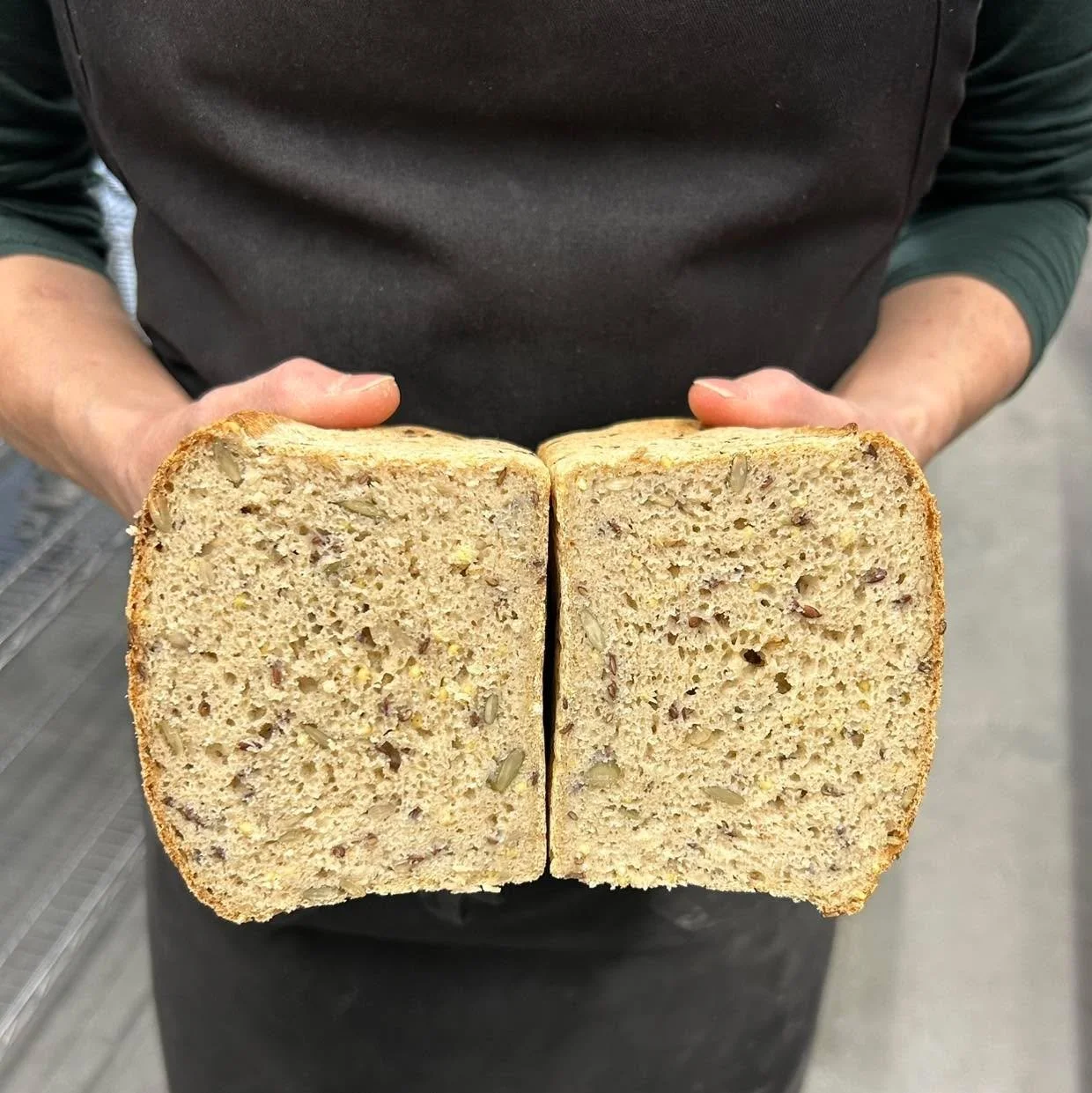 Nouveau pain fait &agrave; 100% d&rsquo;ingr&eacute;dients sans gluten 🌾

Farines de sorgho et quinoa et graines tremp&eacute;es. 
Une mie souple et nourrissante.

Le sorgho apporte min&eacute;raux et douceur, le quinoa ajoute prot&eacute;ines et ri