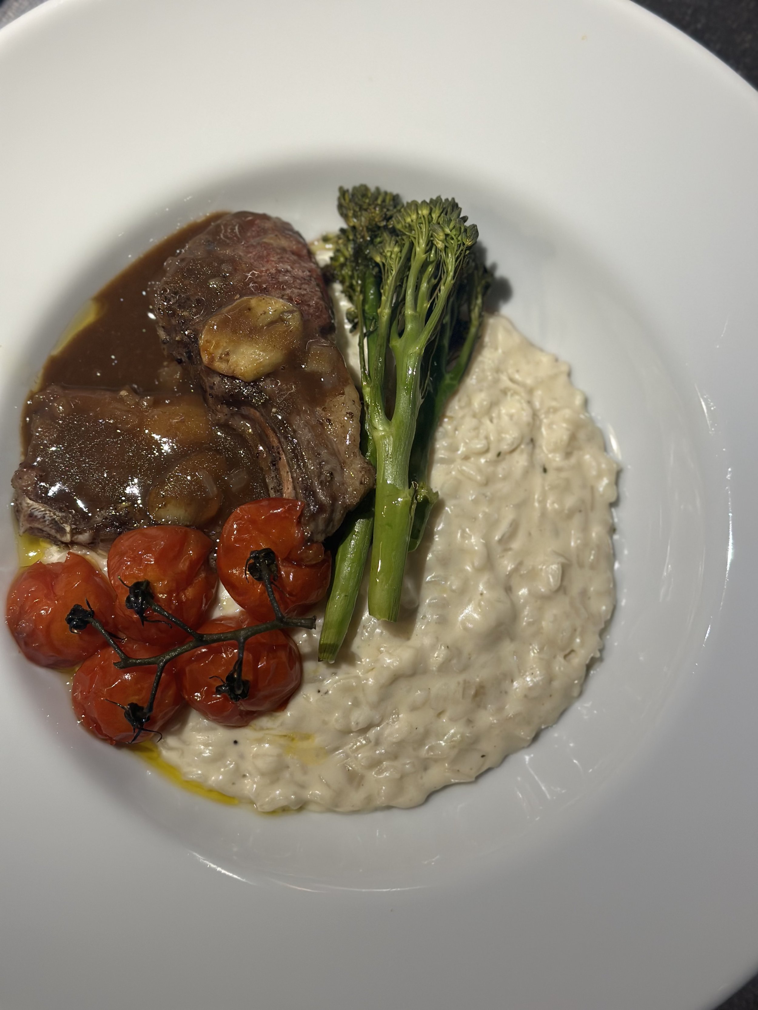 Lamskotelet met risotto en balsamicosaus