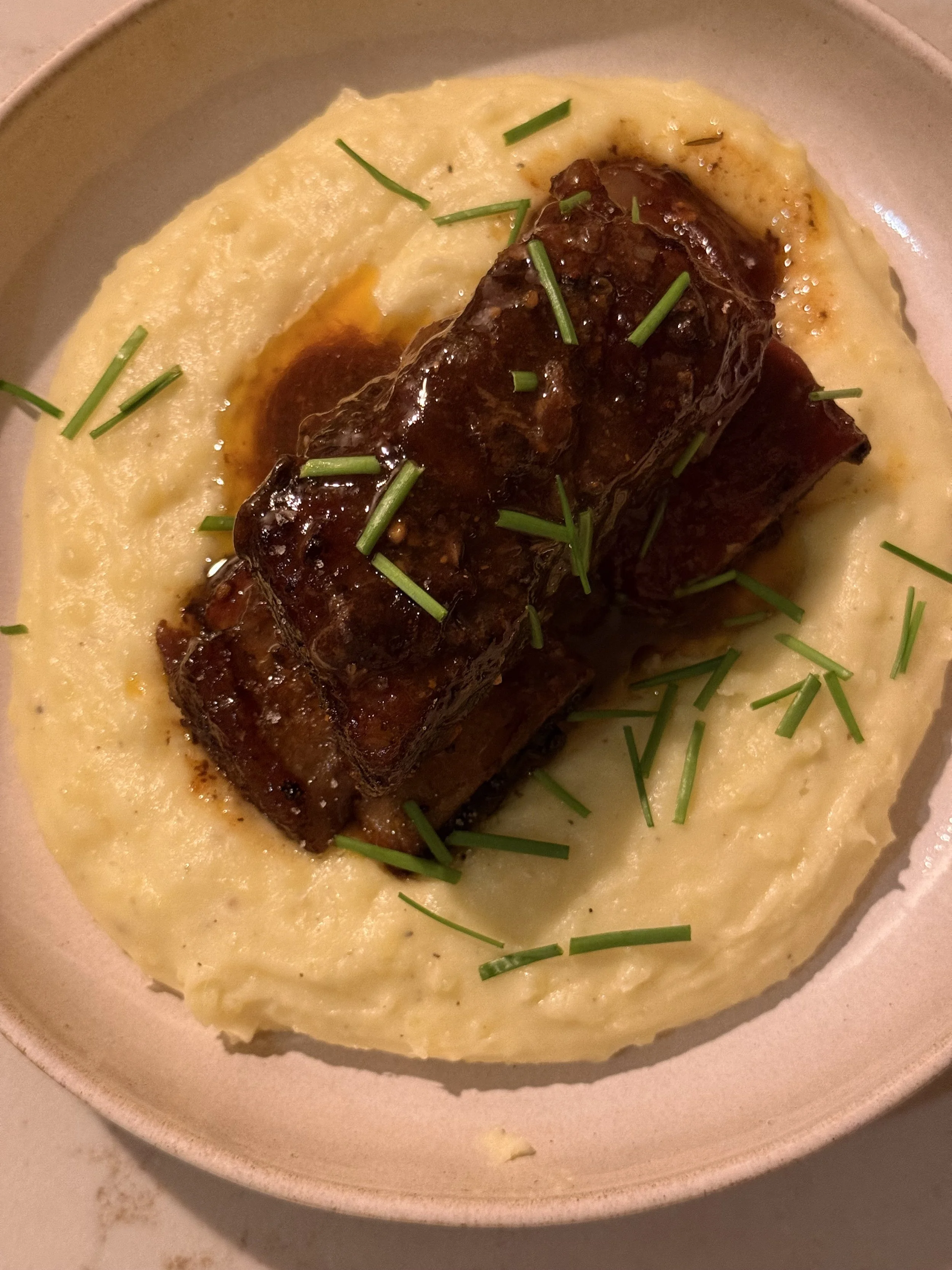 Langzaam gegaarde short ribs uit de oven met zijdezachte puree