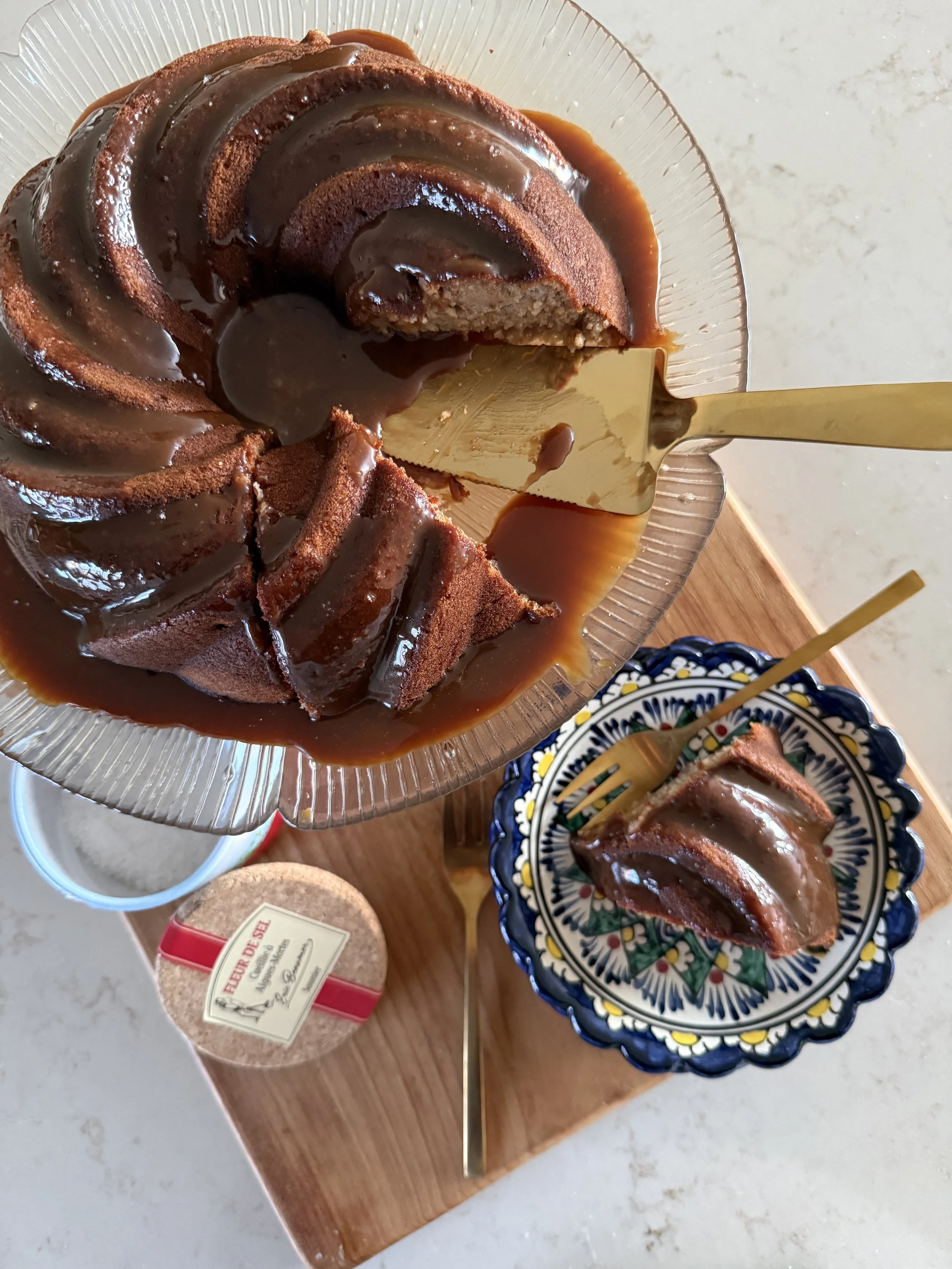 Mijn favoriete dadelcake met salted caramel saus