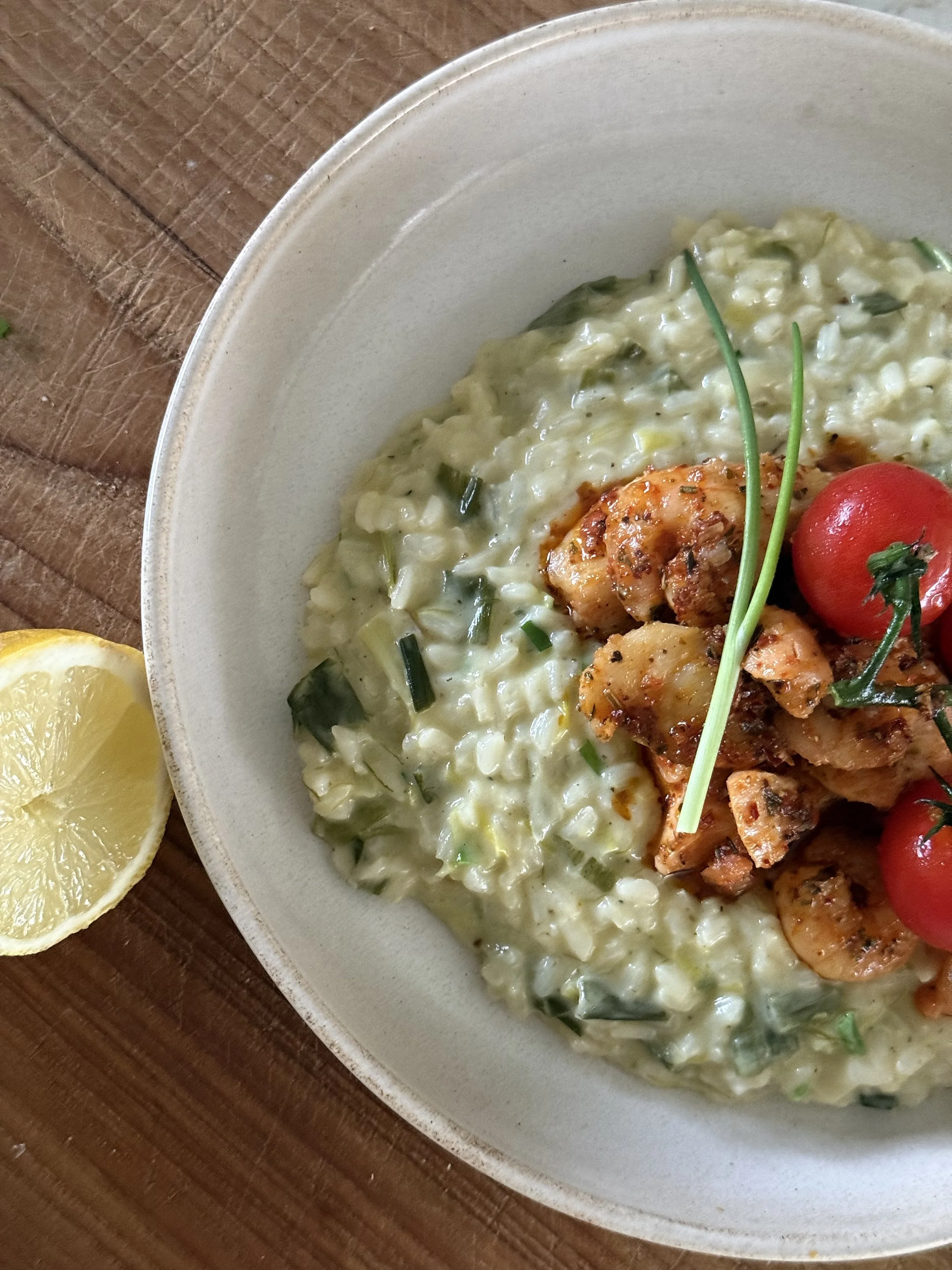 Romige prei-risotto met gamba's, kabeljauw en zalm