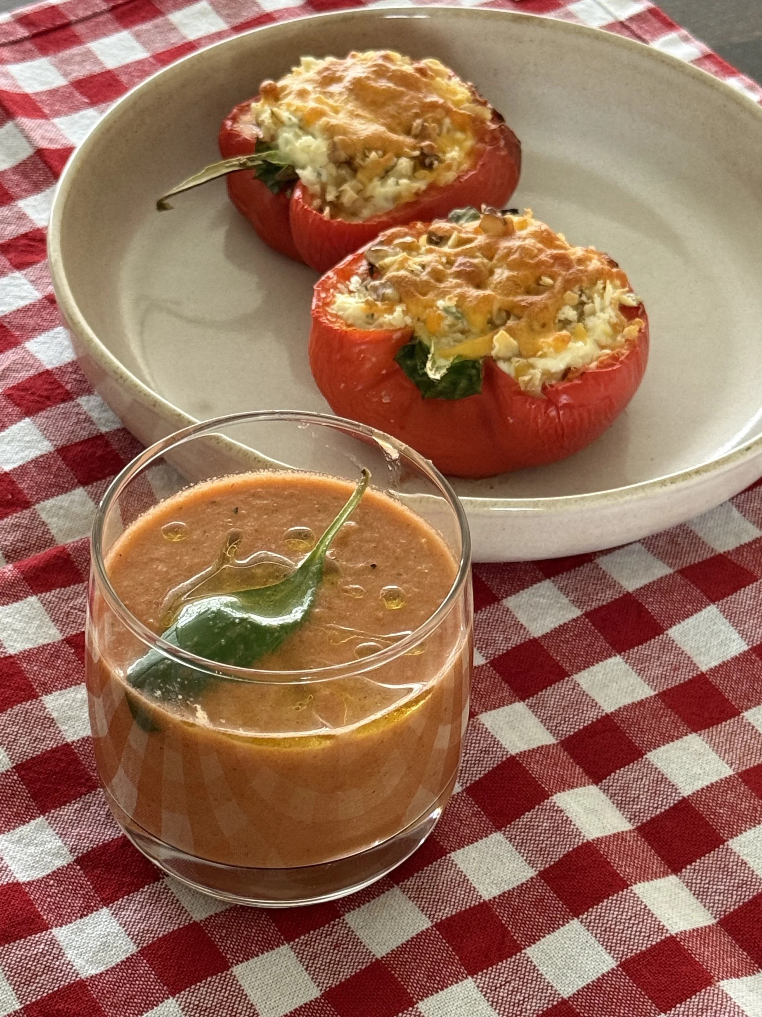 Licht pittige gazpacho met gevulde paprika’s