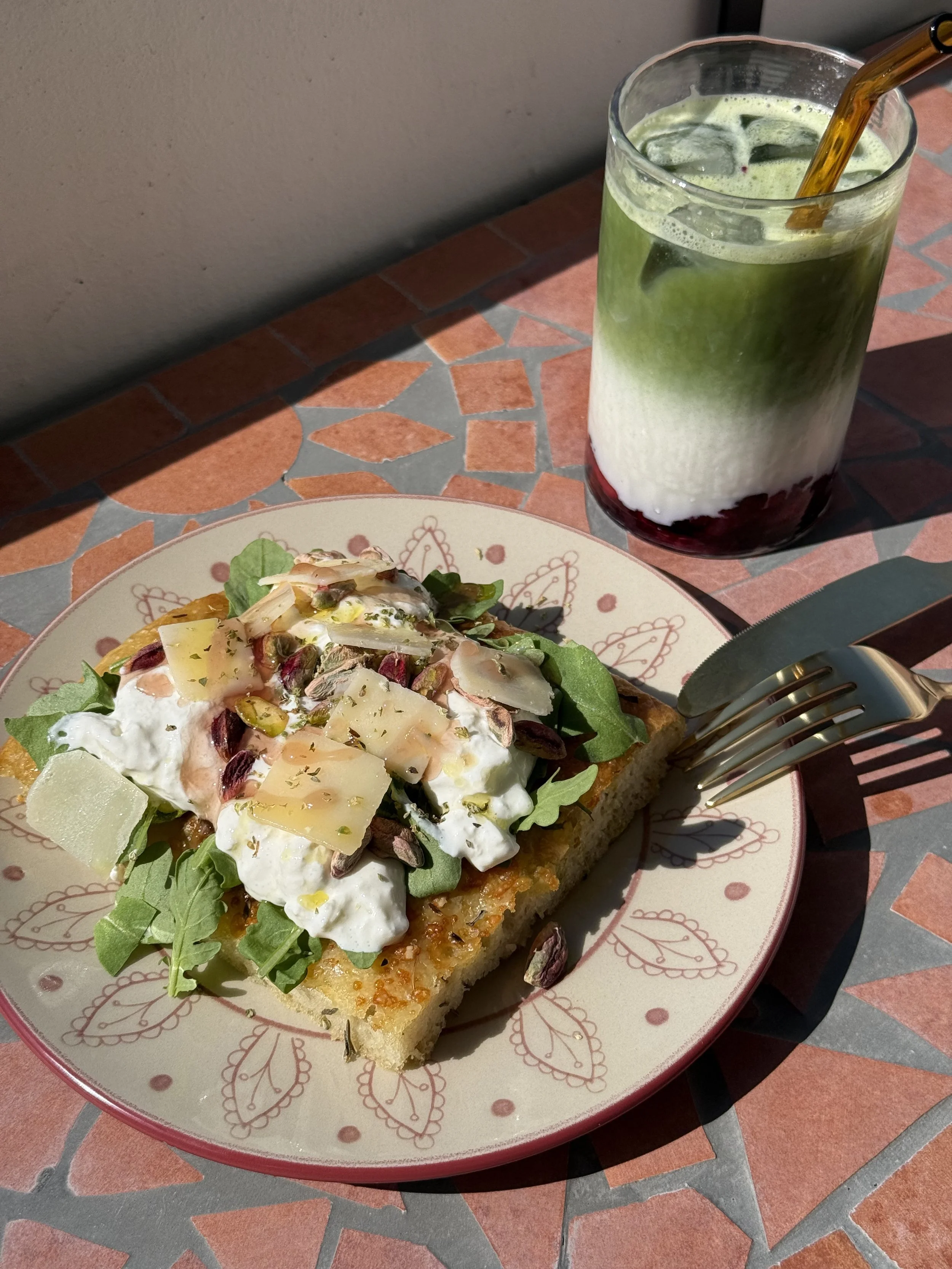 Dunne focaccia met burrata, pistache &amp; balsamicocrème