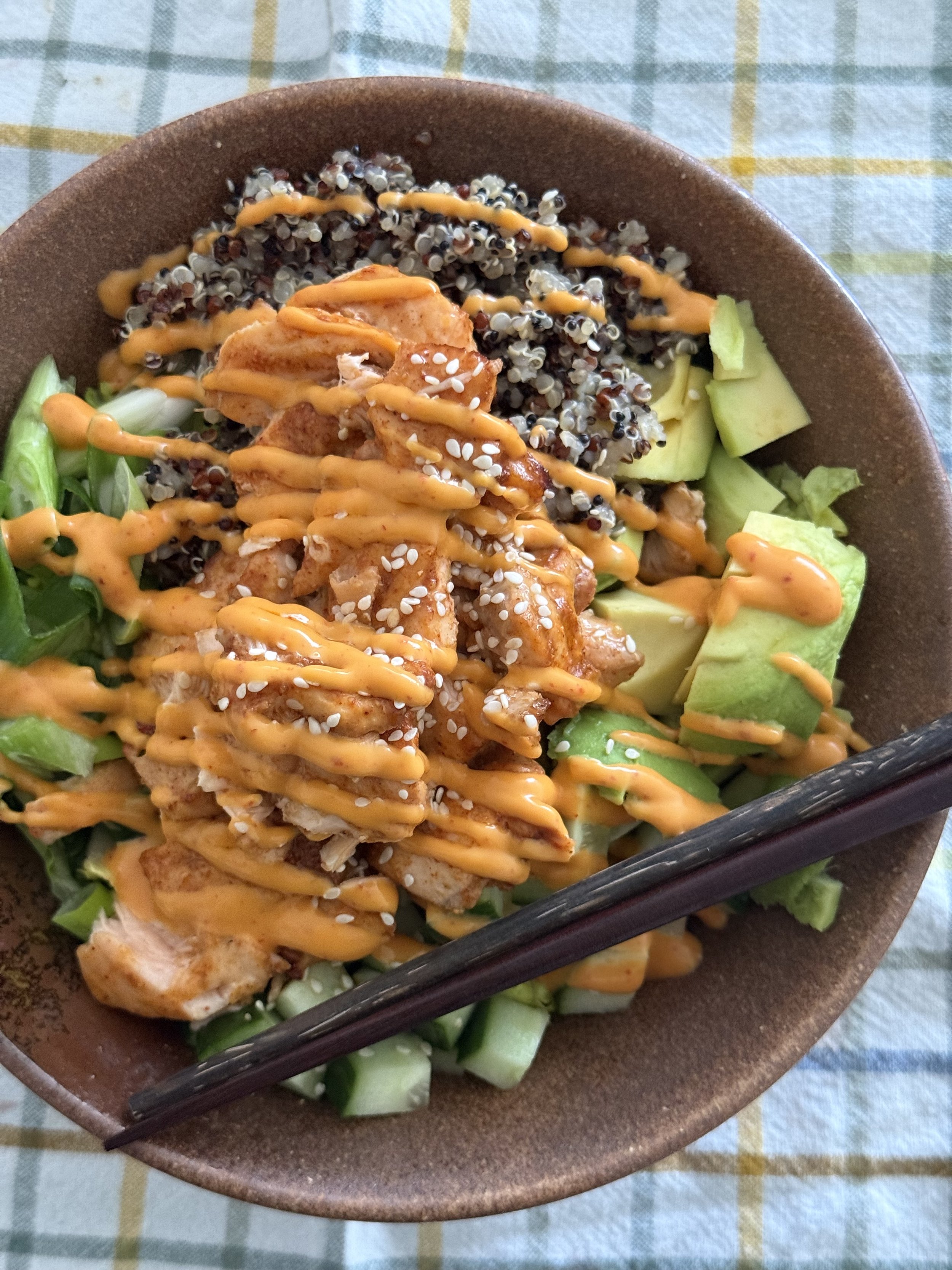 Gegrilde zalm poke bowl in 20 minuten