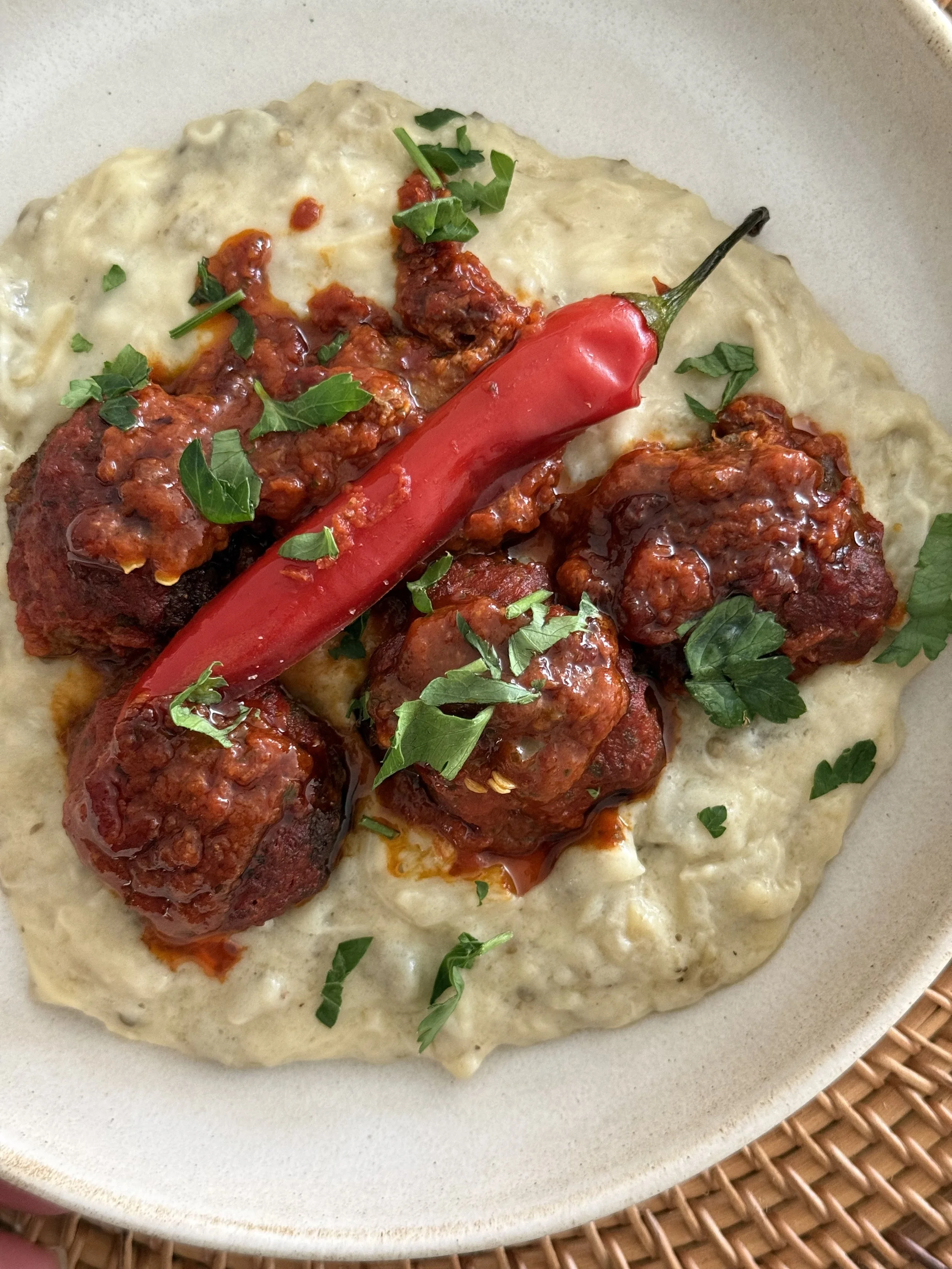 Kruidige köfte met romige aubergine