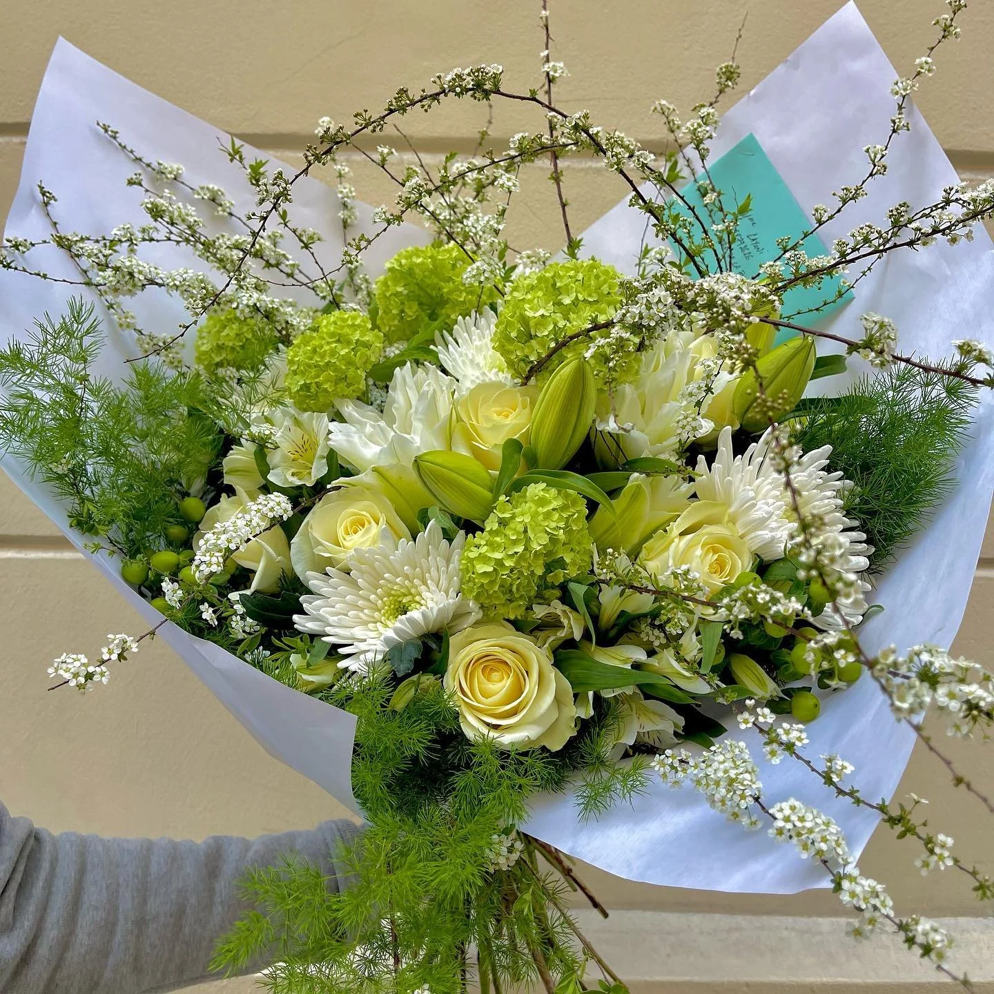 Le soleil est de retour, il fait bon.  Votre artisan fleuriste @auque_vong vous accueille au #30ruedecl&eacute;ry75002paris pour fleurir vos int&eacute;rieurs aux senteurs printani&egrave;res! 🌺🌼🌻 #auqueetvongparis #artisanfleuristeparisien #bouqu