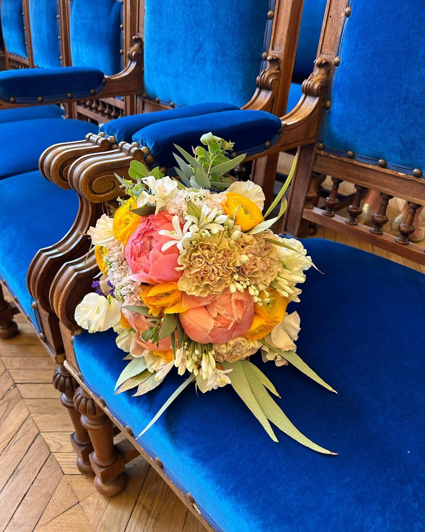 Votre artisan fleuriste @auque_vong sera toujours tr&egrave;s fier de vous accompagner dans les plus beaux moments de bonheur de votre vie! #vivelesmari&eacute;s #bouquetdemari&eacute;e #fleursdesaison #artisanfleuristeparisien #auqueetvongparis
