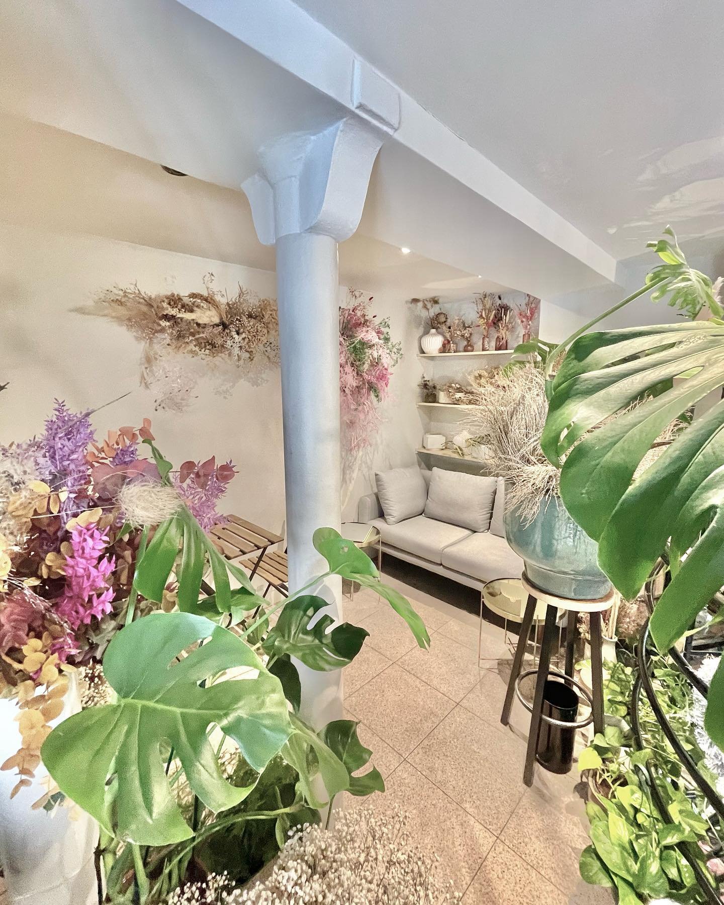 Notre nouvel espace chill en pleine for&ecirc;t &eacute;quatoriale au #30ruedecl&eacute;ry75002paris #sofa #plantes #mezzanine #auqueetvongparis #chilltime