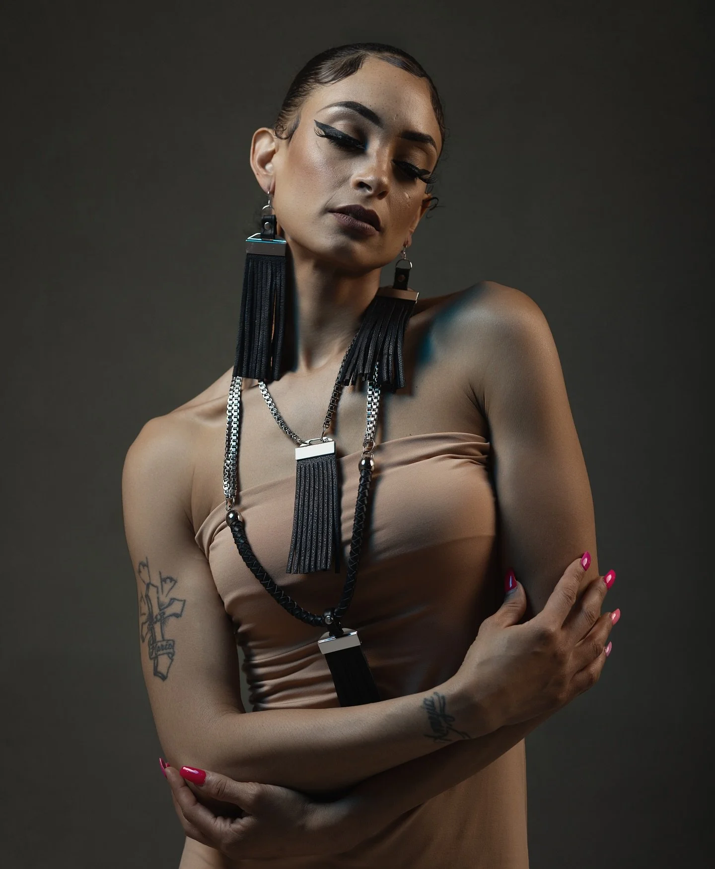 Confidence doesn&rsquo;t need a filter! just good lighting.

🖼️: @slaymasterbri 
💎: @nyetjewelry 
💄: @ulyanabuchkomua 
Light: @nanliteusa 
Drops: @babydreambackdrops 
Reflector: @vflatworld 
Stand: @cheetahstand  C12 with Cheetah 36&rsquo; Softbox