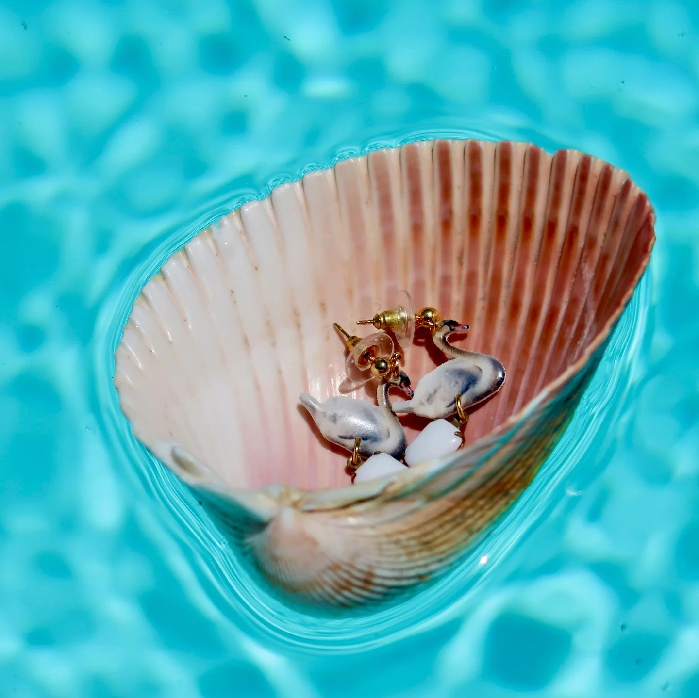 𝓢𝔀𝓪𝓷 𝓟𝓸𝓸𝓵 🦢

&hellip;get it? 

_________
📸: me &amp; @lucygilbertcamera 

#jewelry #handmadejewelry #earrings #earring #earringmaking #photocharm #Clay #crawfish #crawfishcollections #polymerclayjewelry #painting #collage #handmadeearrings 