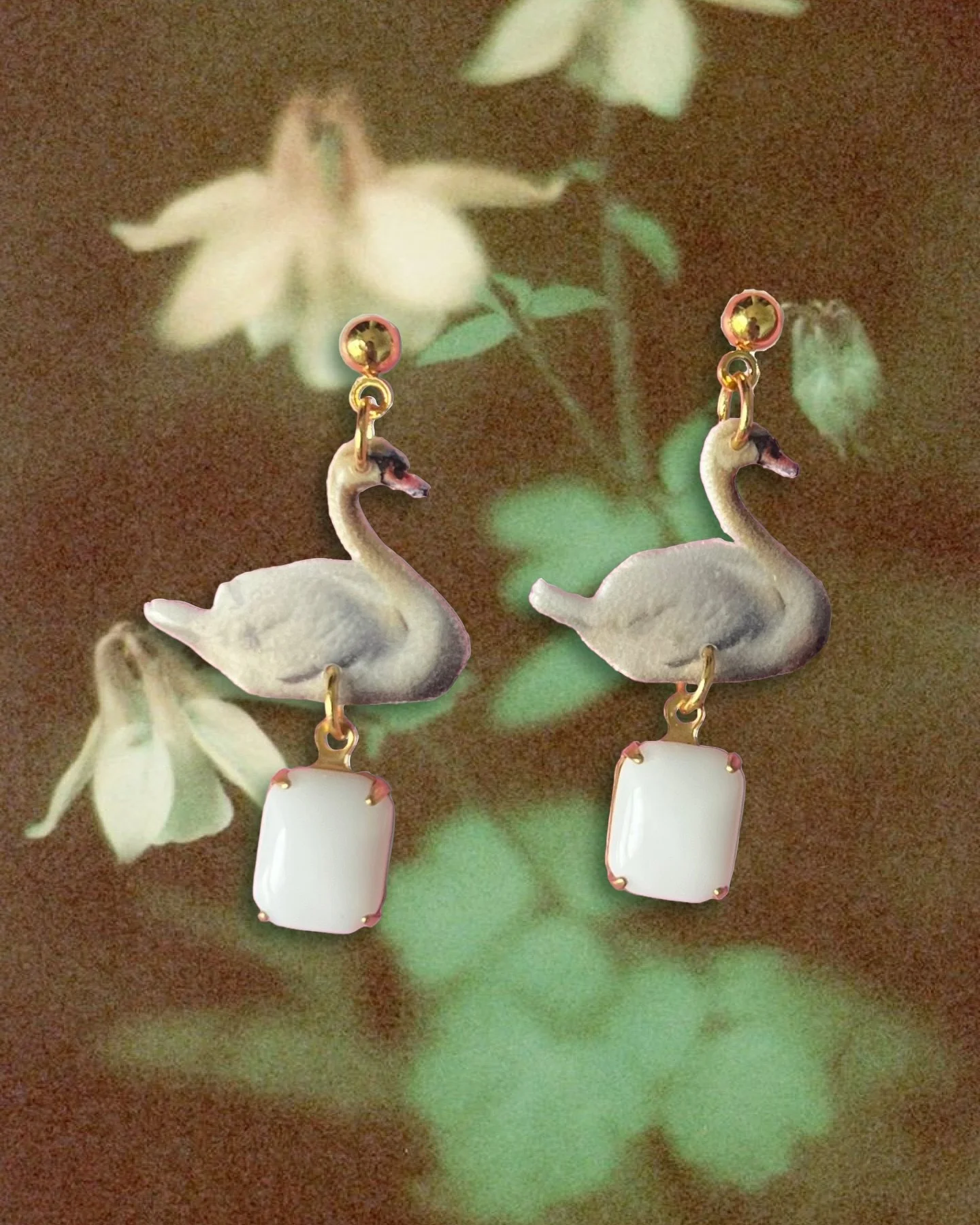 🦢🦢🦢

_________

#jewelry #handmadejewelry #earrings #earring #earringmaking #photocharm #Clay #crawfish #crawfishcollections #polymerclayjewelry #painting #collage #handmadeearrings #richmond #rva