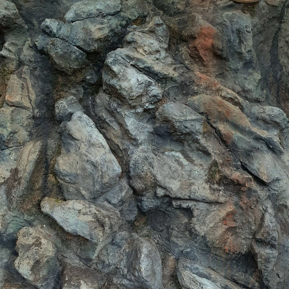 Kunstfelsen und Gesteinsbrocken.