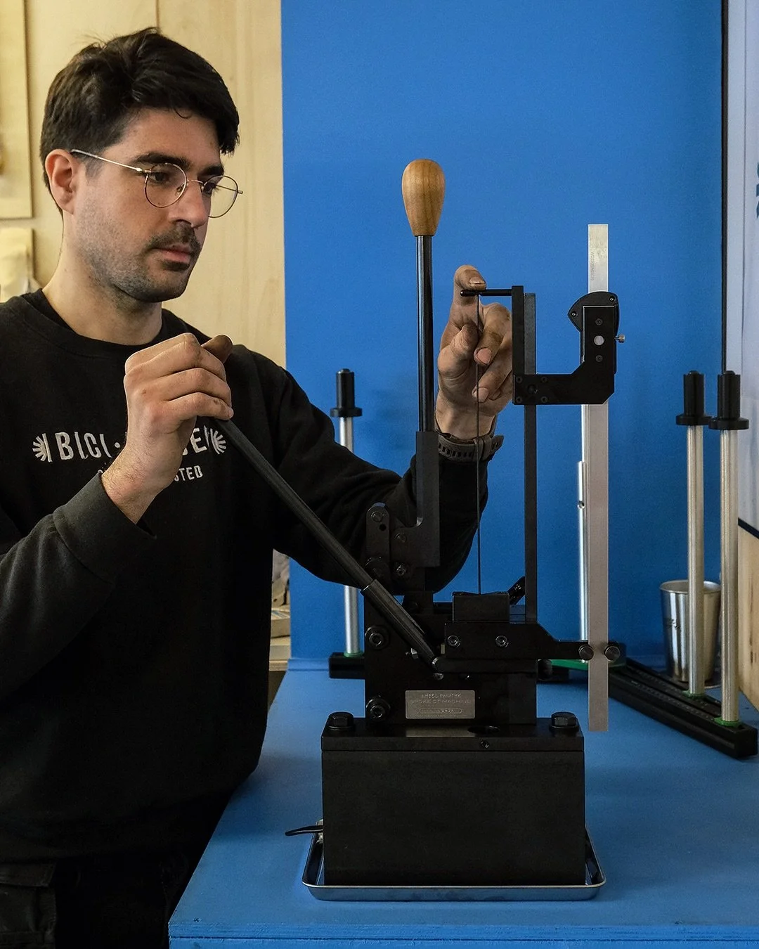 Nytt verkt&oslash;y-varsel! 🛠️✨

Jeg er glad for &aring; presentere det nyeste tilskuddet i verkstedet: Morizumi eikekappe- og gjengemaskin. Dette presisjonsutstyret lar meg bygge og reparere hjul raskere og med n&oslash;yaktig presisjon.

📦 N&arin