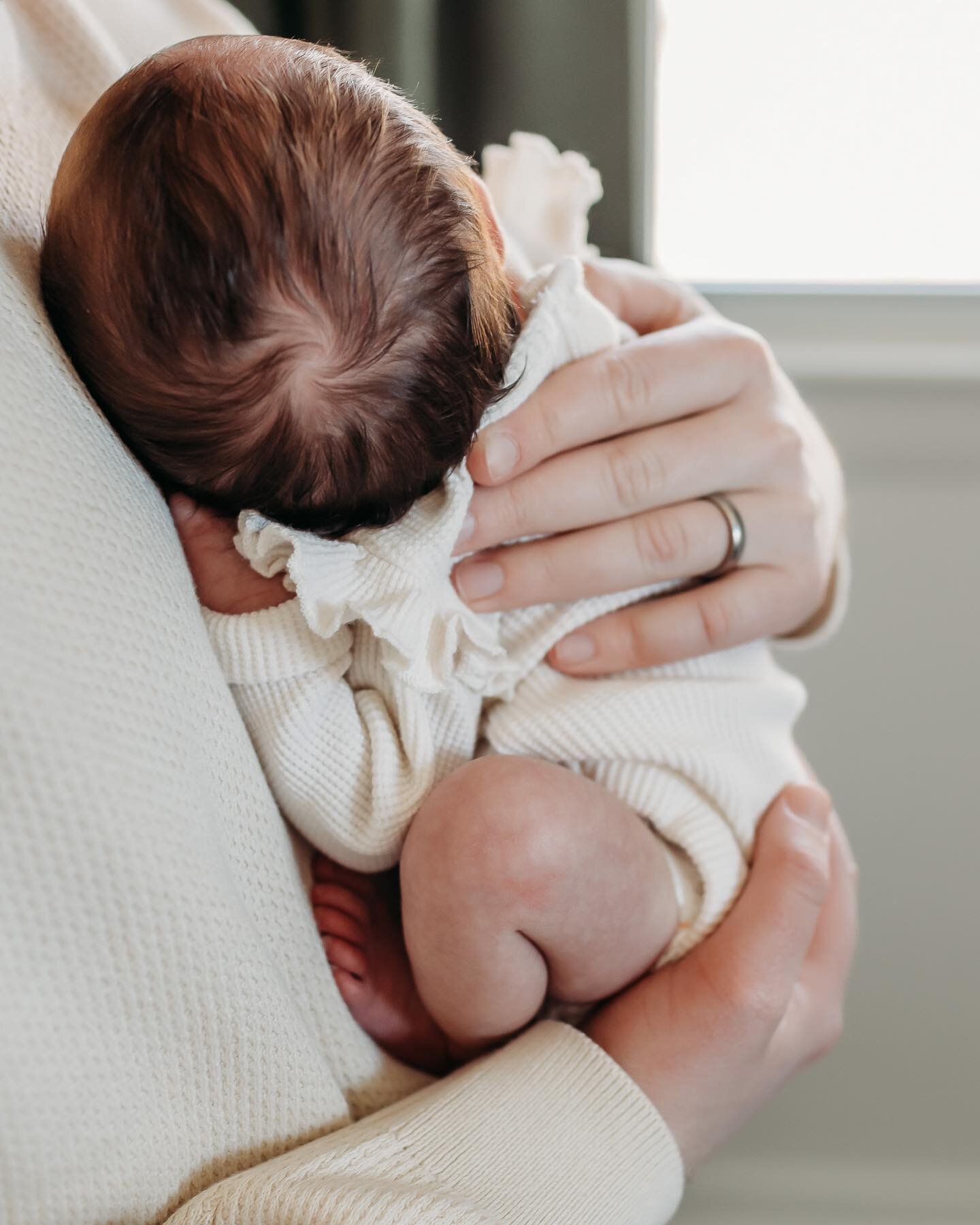 The beauty of a lifestyle newborn session is you can schedule it whenever you want but my favorite age is those two week old squishes who snooze through their entire session 😍