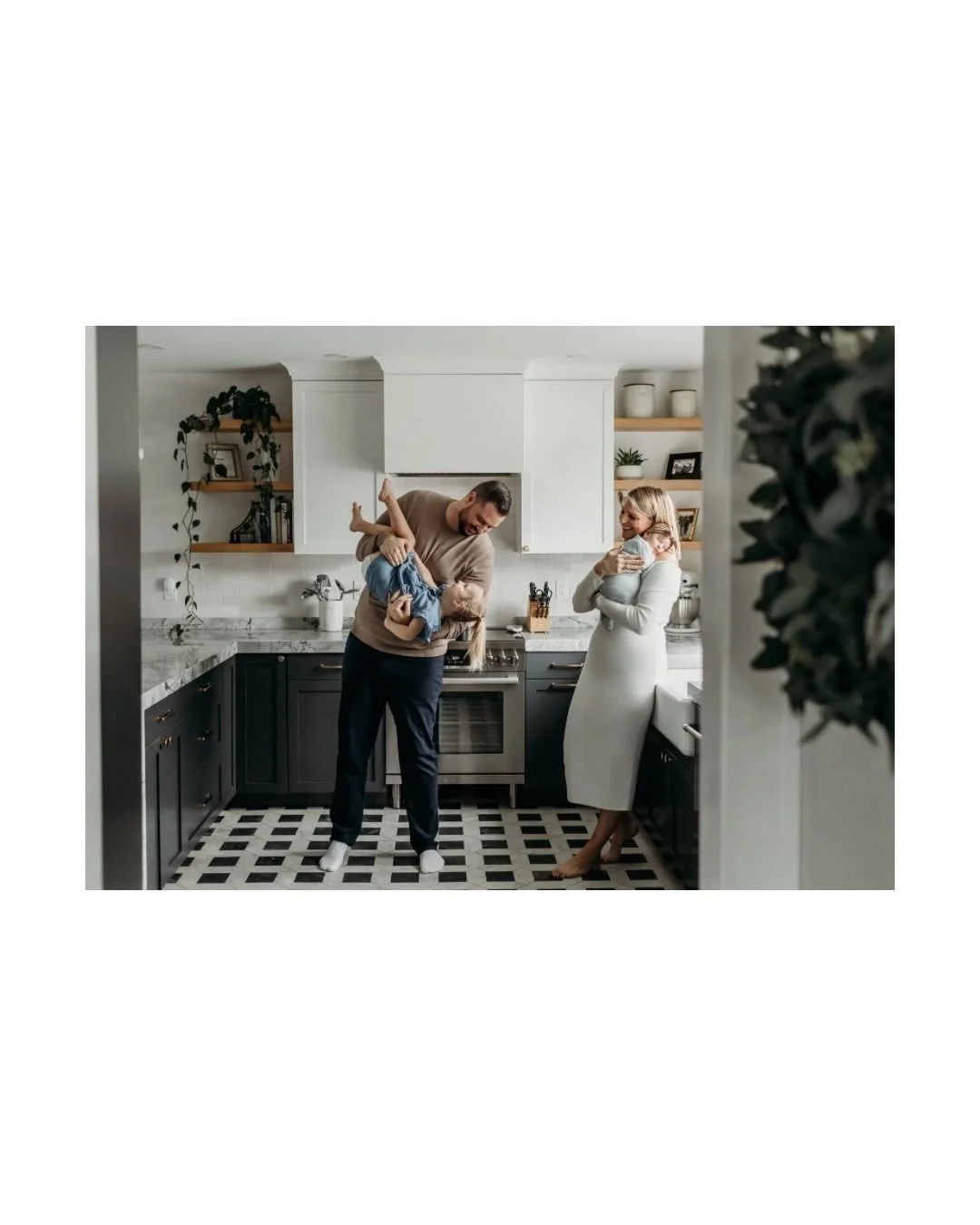 Newborn sessions aren&rsquo;t about capturing a perfect version of your life.

They&rsquo;re about pressing pause right in the middle of the messy, beautiful chaos you&rsquo;re living through.

You probably haven&rsquo;t slept.
You&rsquo;re still fig