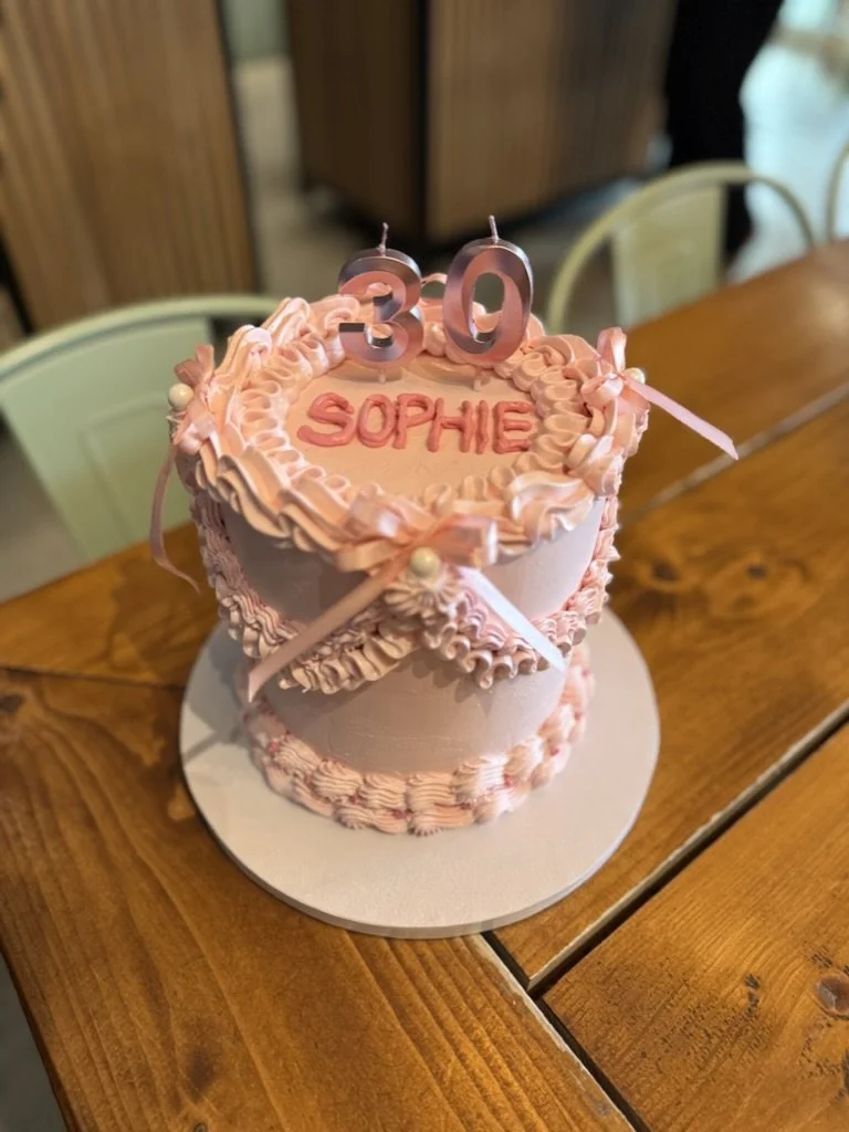 Rosa Vintage-Piping-Torte mit Schleifen, Schriftzug und Zahlentopper