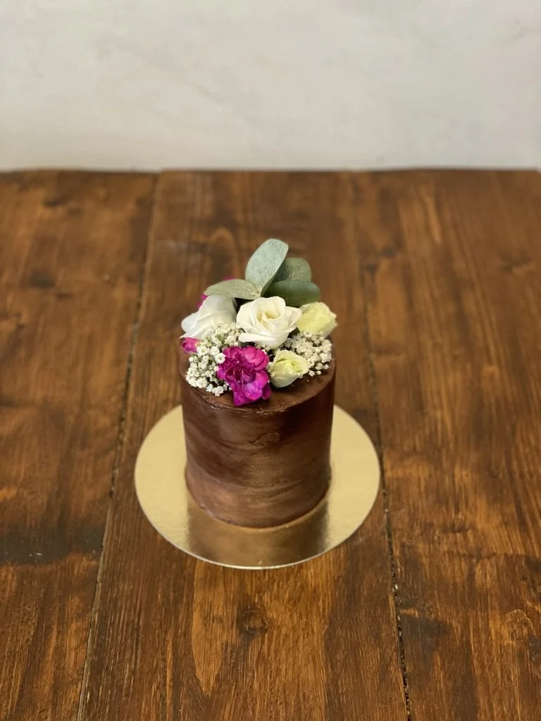 Mini-Schokotorte mit bunten Blüten
