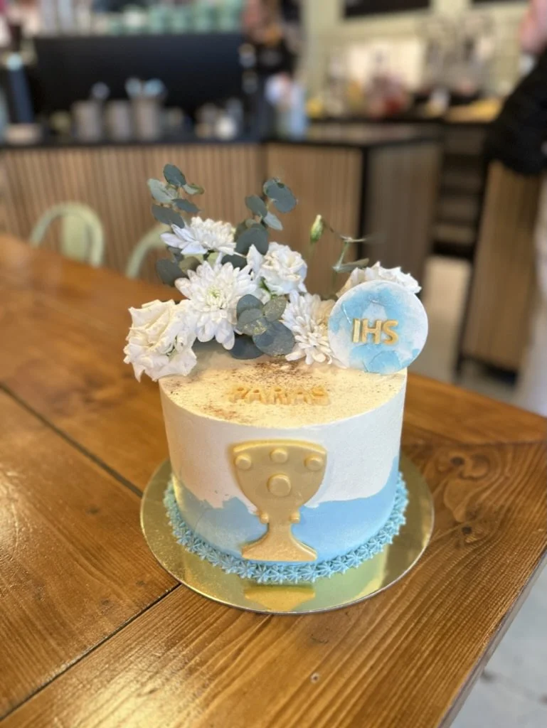 Torte zur Kommunion mit goldenem Kelch und weißen Blumen