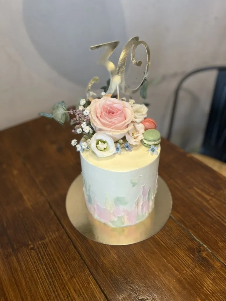 Mini-Torte in Pastellfarben mit Rosen, Macarons und Zahlentopper