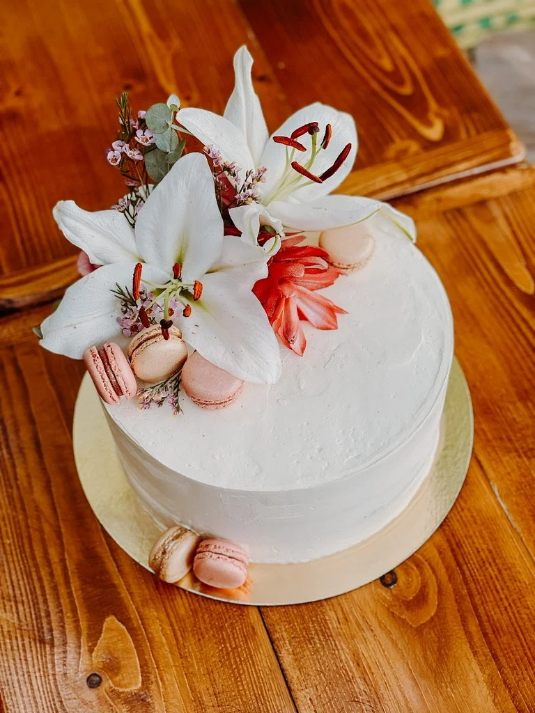 Weiße Torte mit Lilien und Macarons