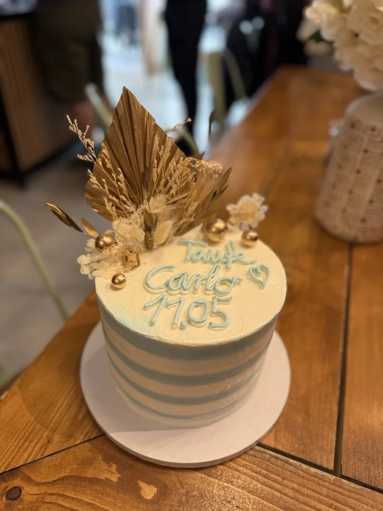 Gestreifte Torte mit Palmblatt-Deko und Schriftzug