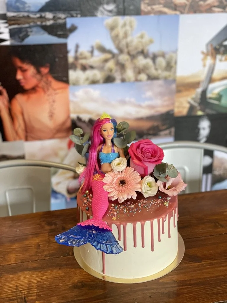 Meerjungfrau-Torte mit rosa Drip und Blumen
