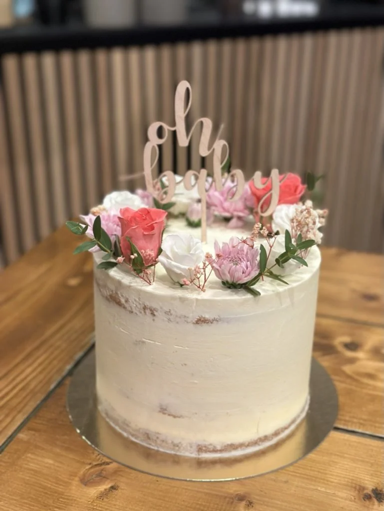 Semi-Naked-Torte mit rosa Blumen und Oh-Baby-Topper