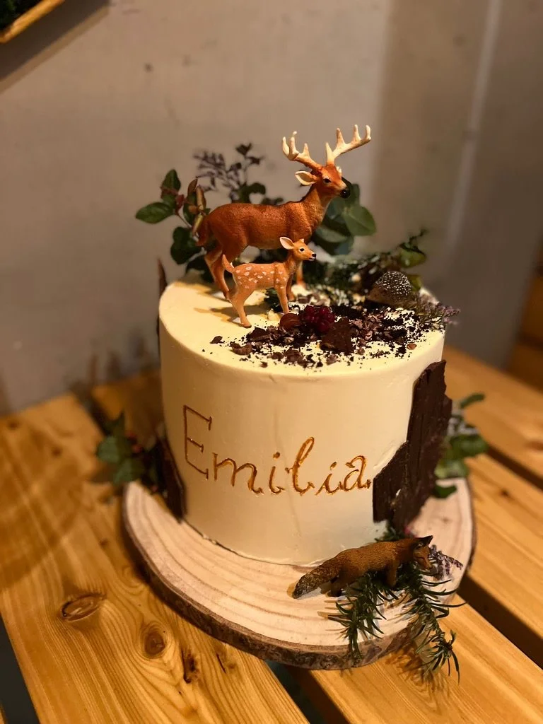 Cremefarbene Torte mit Hirsch-Figuren und Namens-Schriftzug