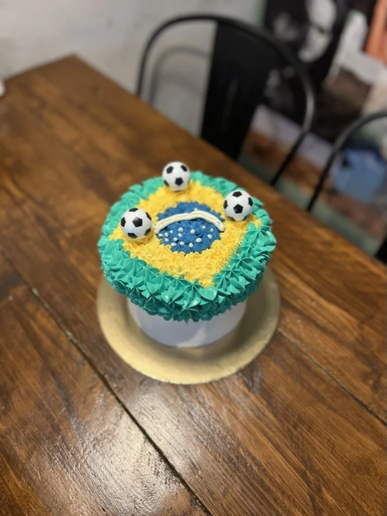 Fußball-Torte mit Brasilien-Flagge und kleinen Fußbällen