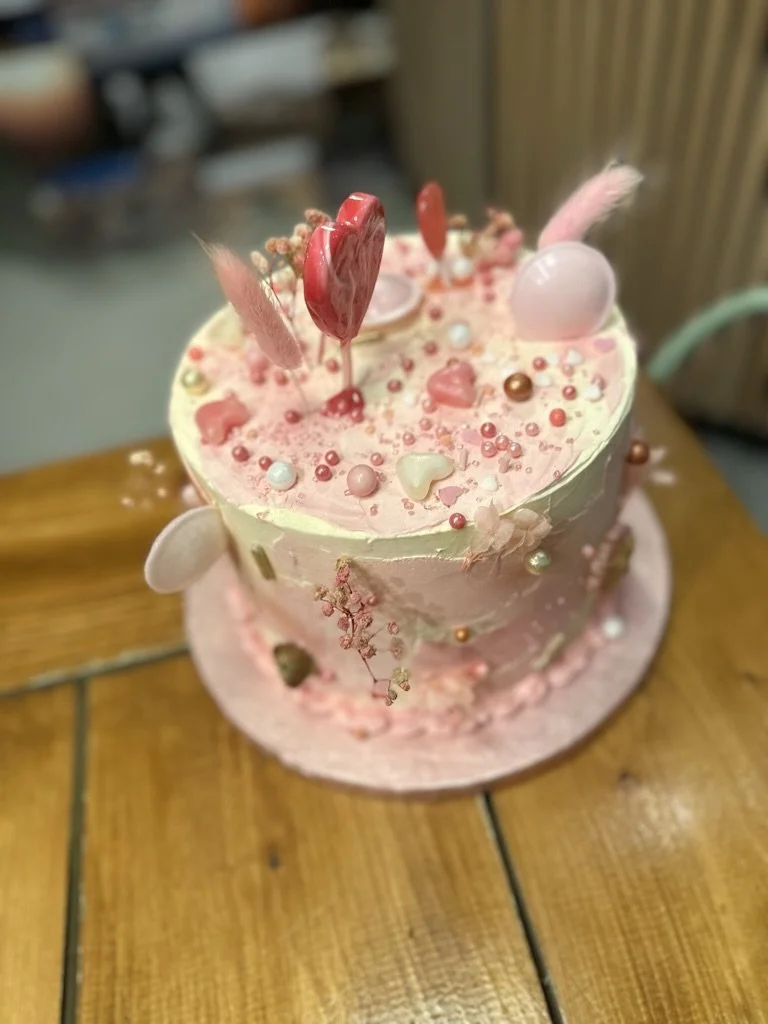 Rosa Torte mit Lolli und rosa Süßigkeiten