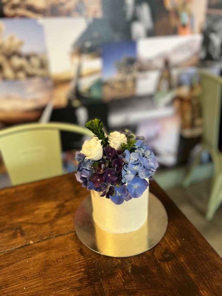 Mini-Torte mit blauen Hortensien