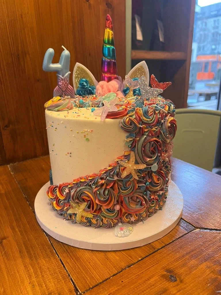 Einhorn-Torte mit Regenbogen-Mähne und Zahlentopper