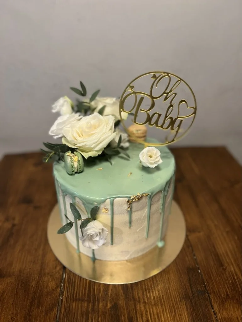Mintgrüne Drip-Torte mit weißen Rosen und Oh-Baby-Topper
