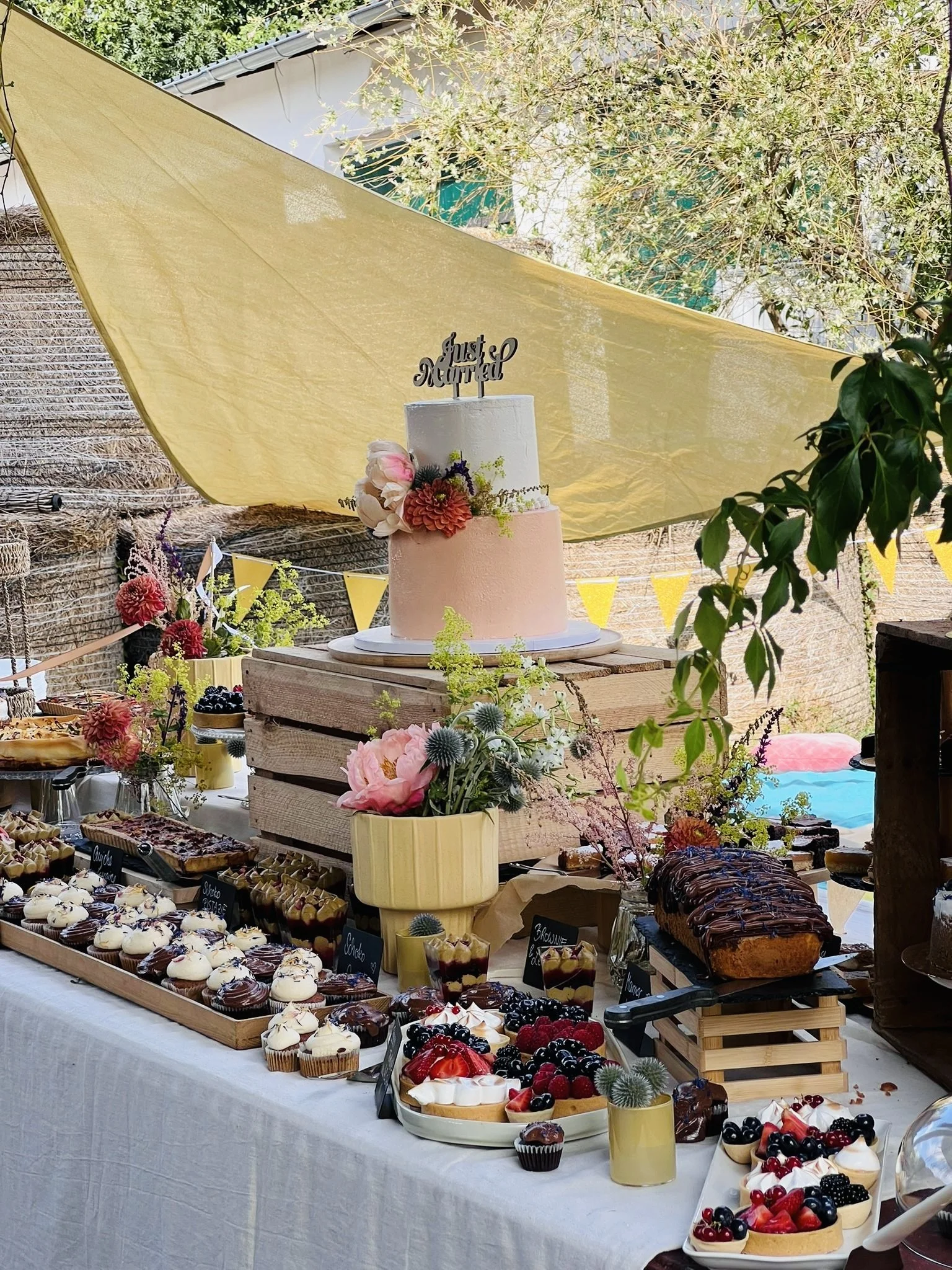 2025-09 Sweet Table Hochzeit Just Married Torte.jpg