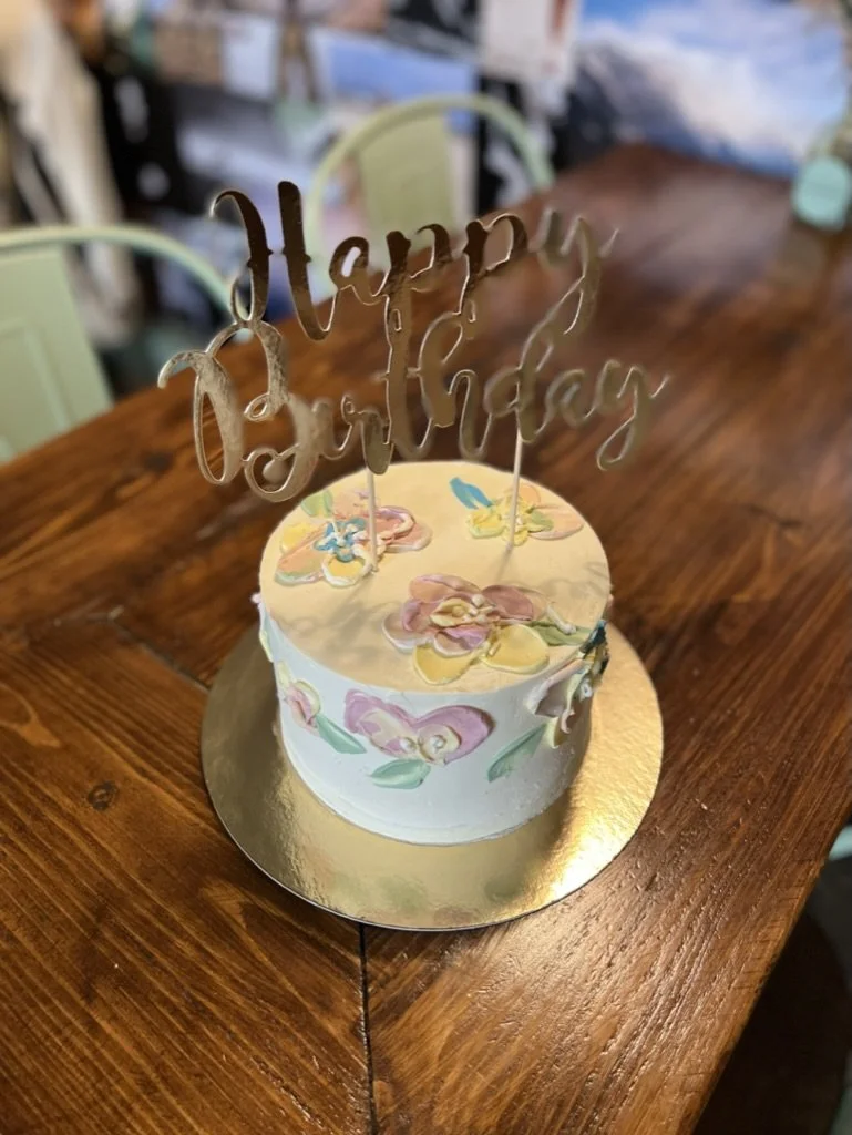 Torte mit gemalten Blüten und Happy-Birthday-Topper